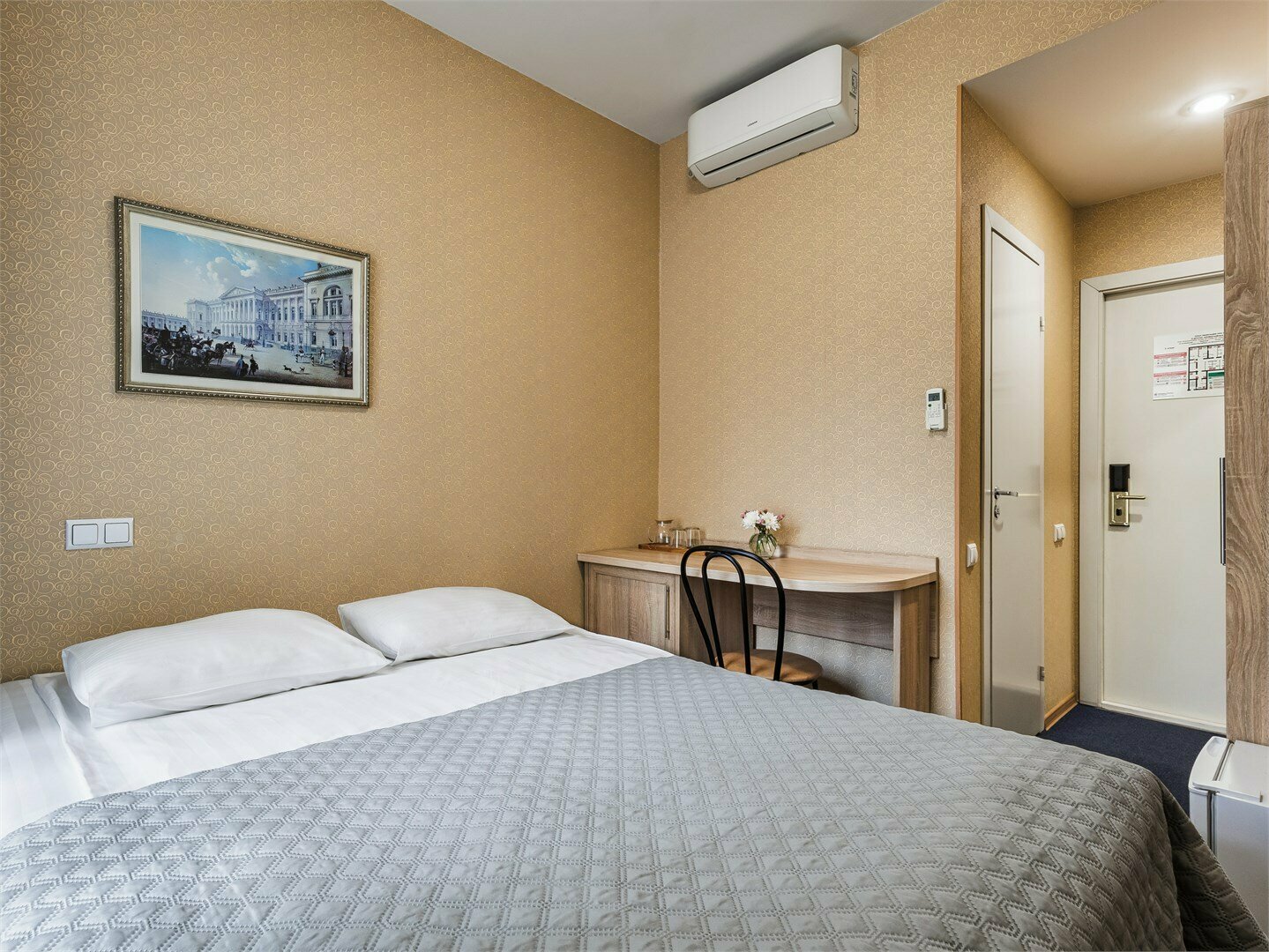 Комната эконом с широкой кроватью