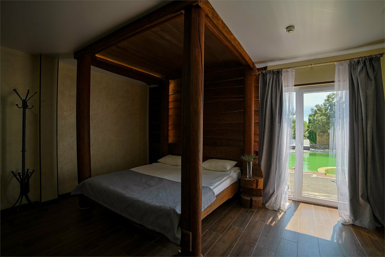 Улучшенный 2 - х местный с выходом к бассейну 16+ (полупансион)