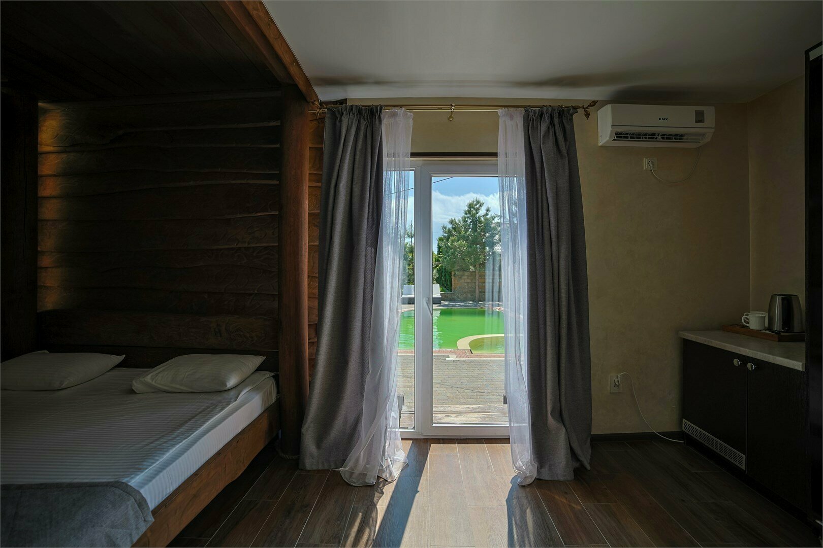 Улучшенный 2 - х местный с выходом к бассейну 16+ (полупансион)