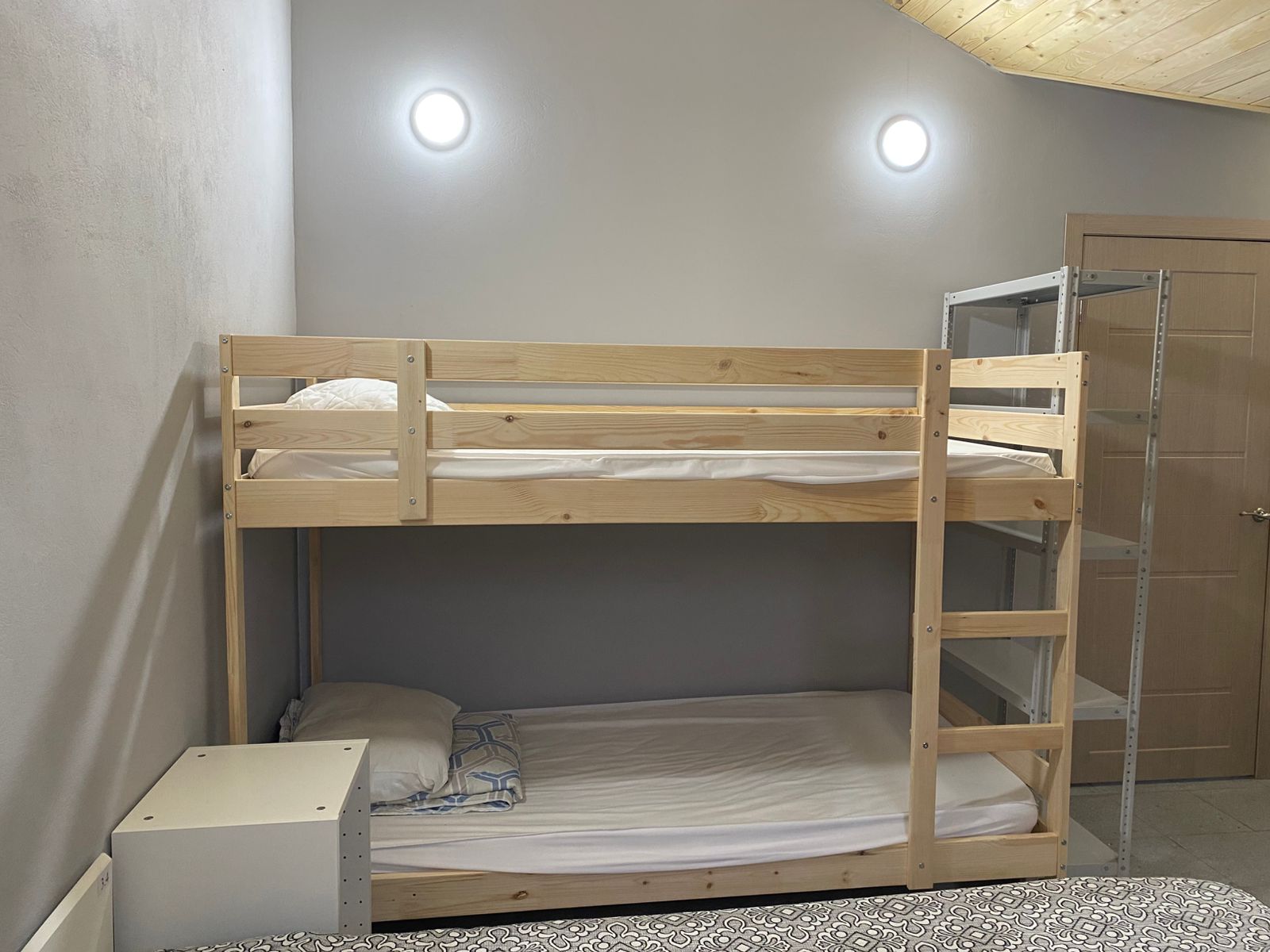 Номер 3. Кровать в общем 7-местном номере с общей ванной комнатой