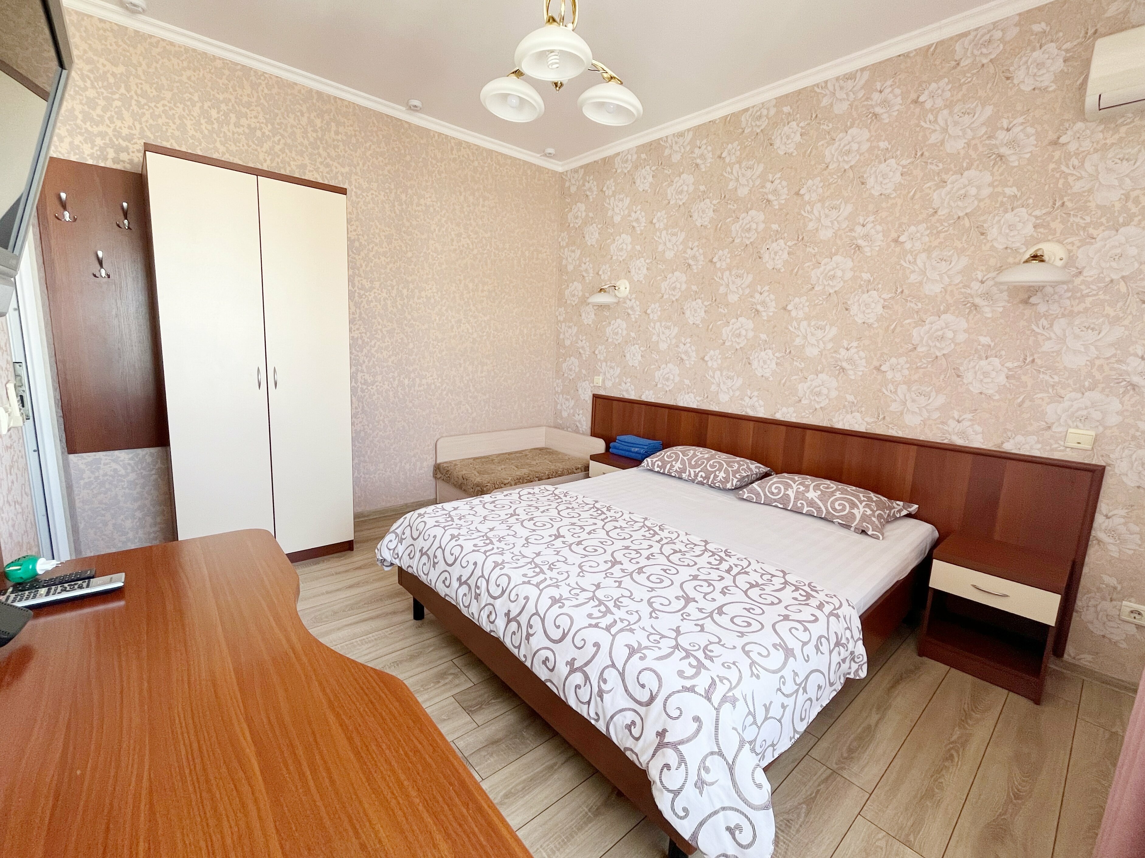 семейный двухкомнатный номер с балконом и видом во двор