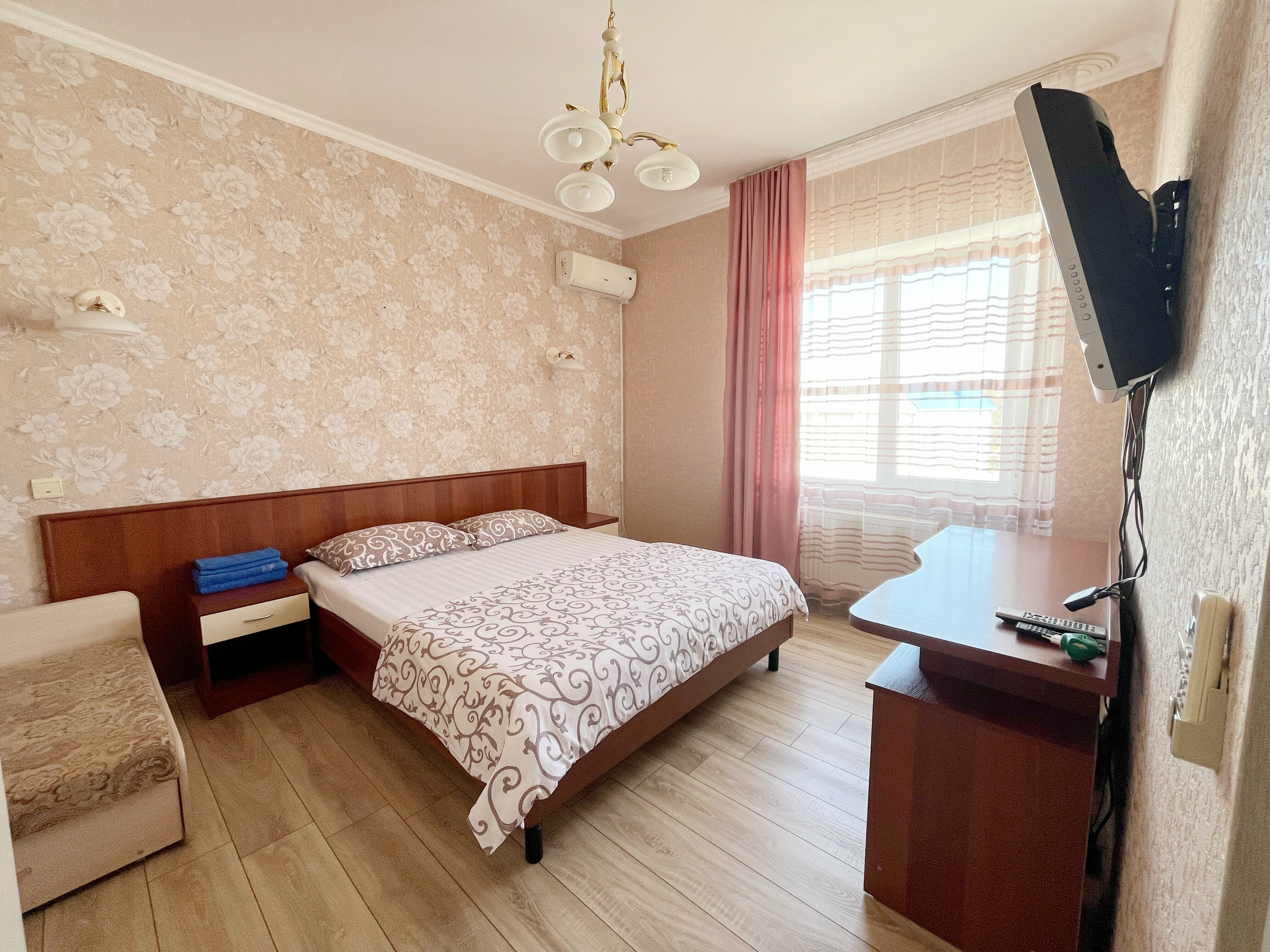 семейный двухкомнатный номер с балконом и видом во двор