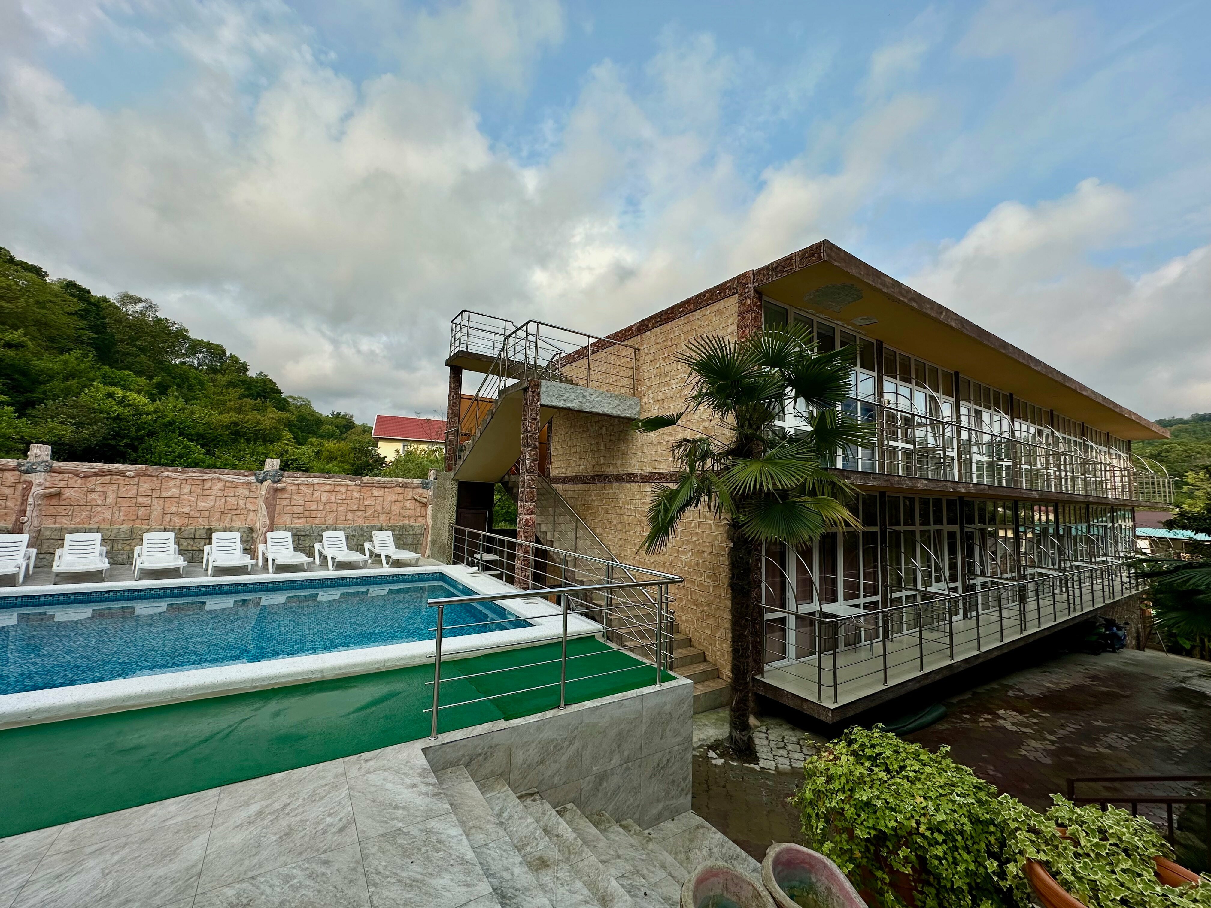 Двухместный номер с двуспальной кроватью и дополнительной кроватью