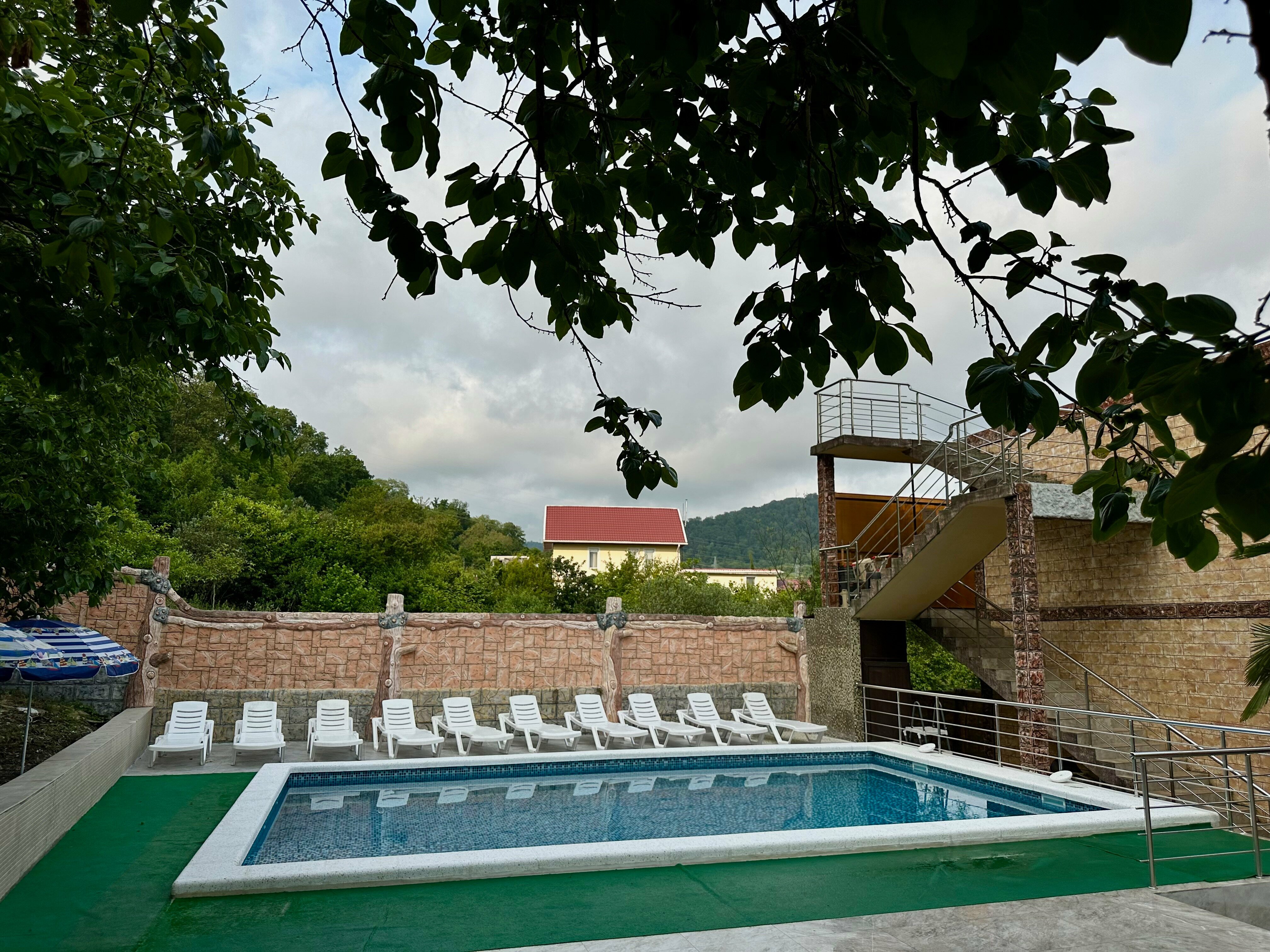 Двухместный номер с двуспальной кроватью и дополнительной кроватью