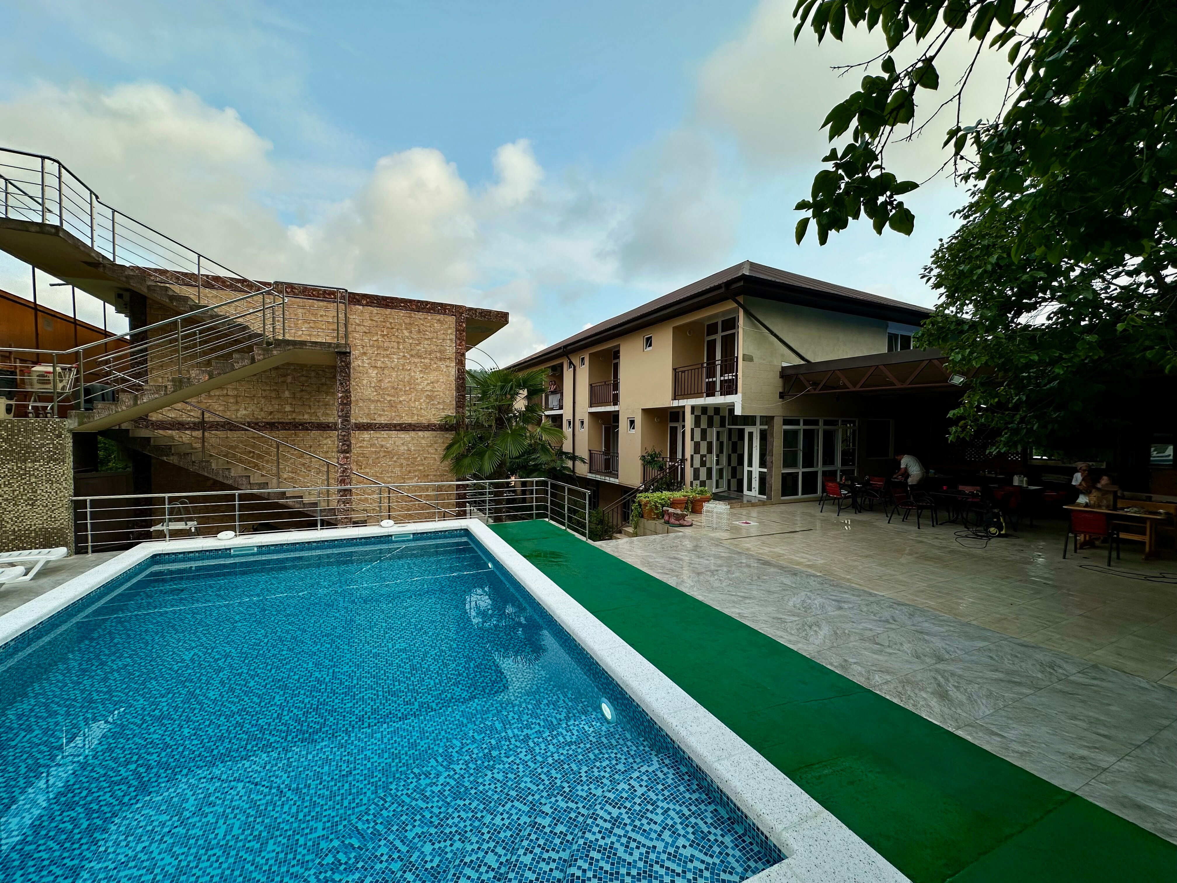 Двухместный номер с двуспальной кроватью и дополнительной кроватью