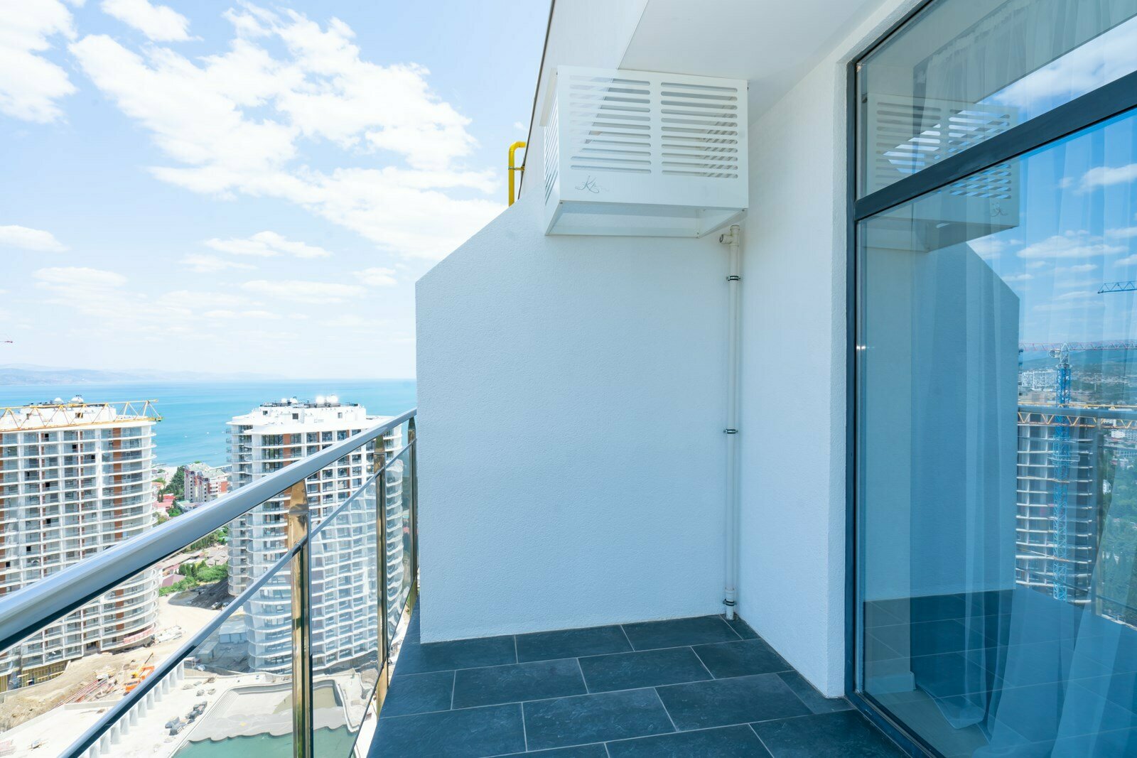 Апартаменты с отдельной спальней LS-MOUNTAIN RETREAT медитация в окружении гор  в Алуште - вид на горы и море с 16 этажа