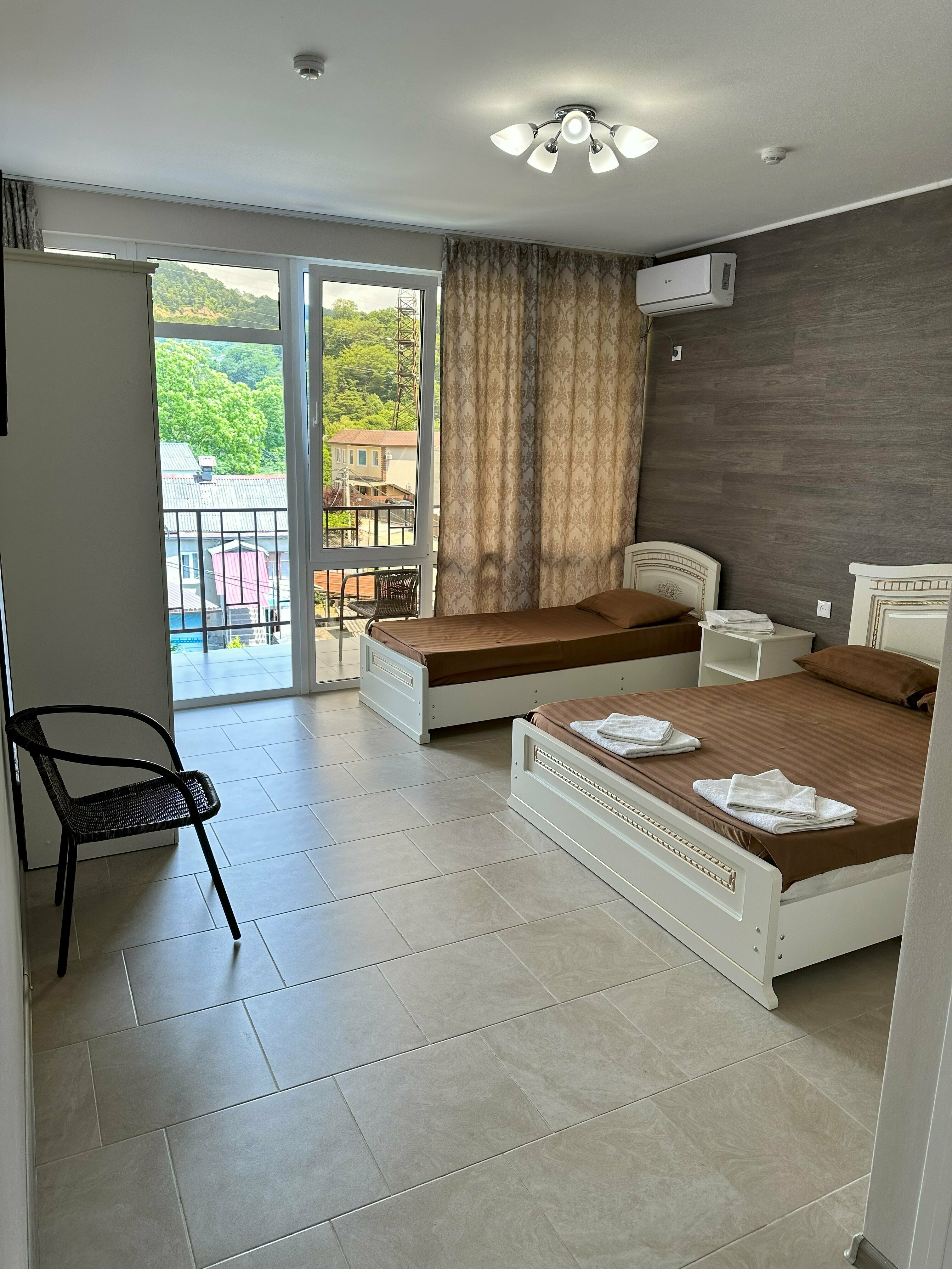 Трехместный номер с балконом