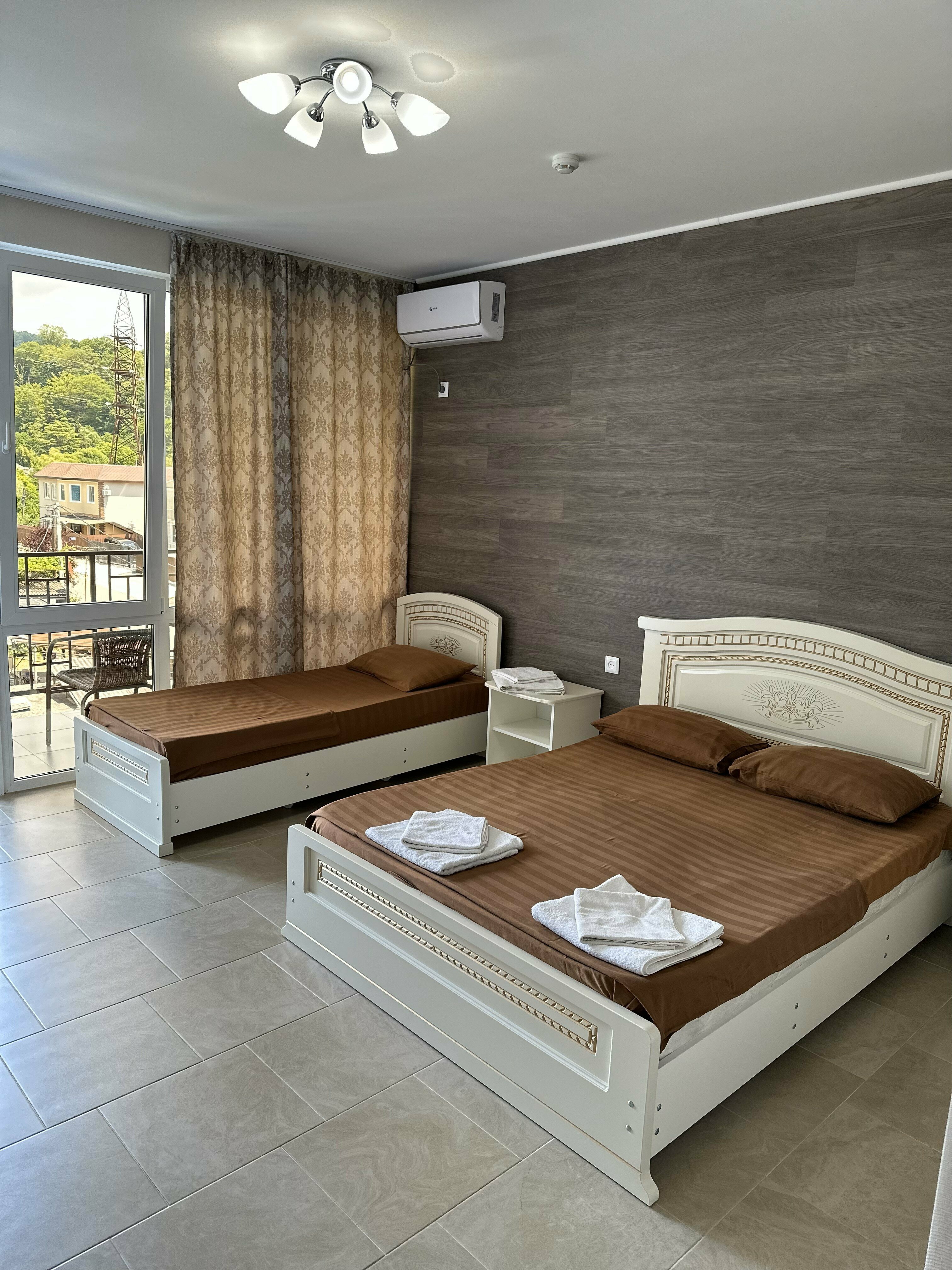 Трехместный номер с балконом