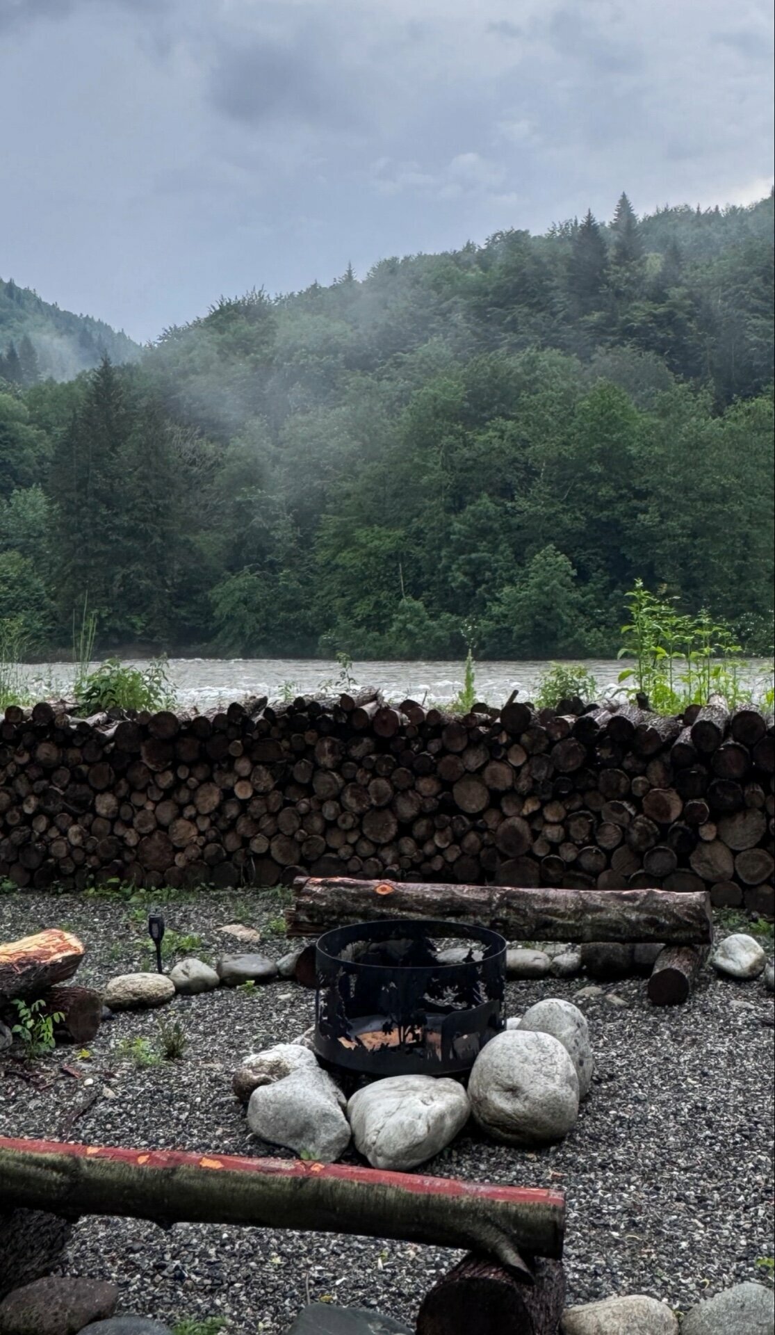 Дом у горной реки