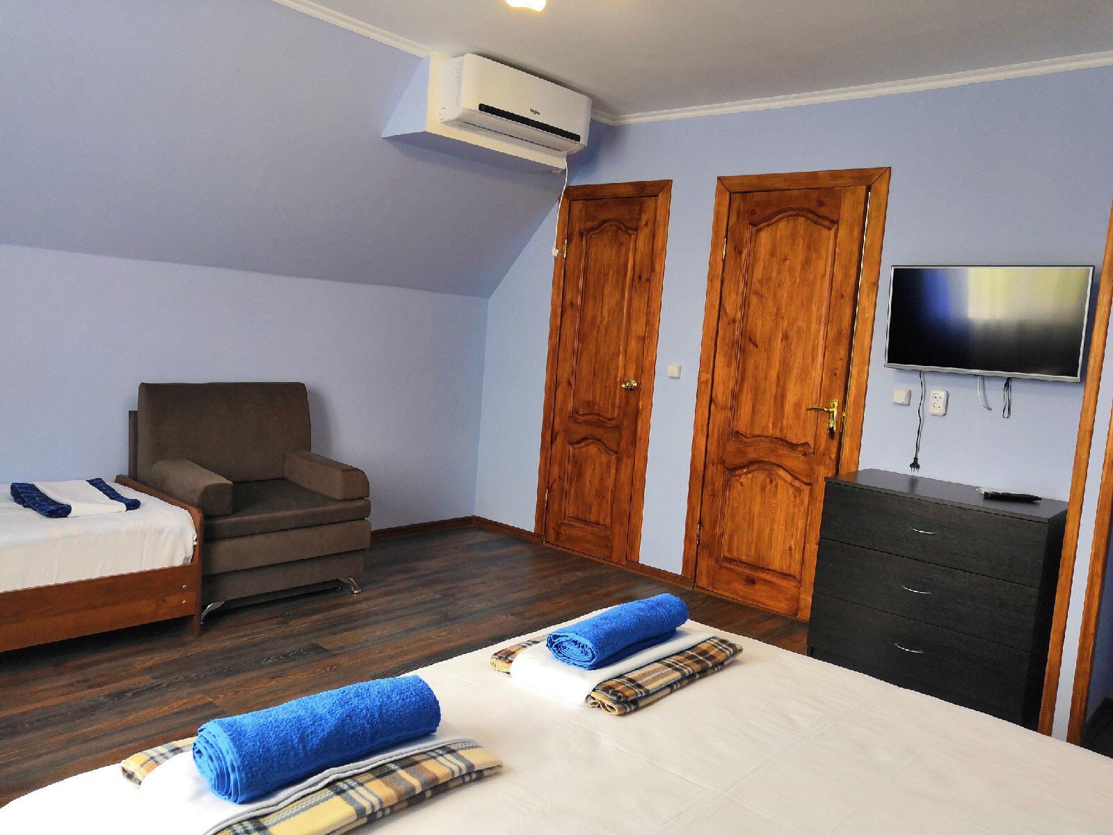 Трехместный номер «Комфорт» с душем