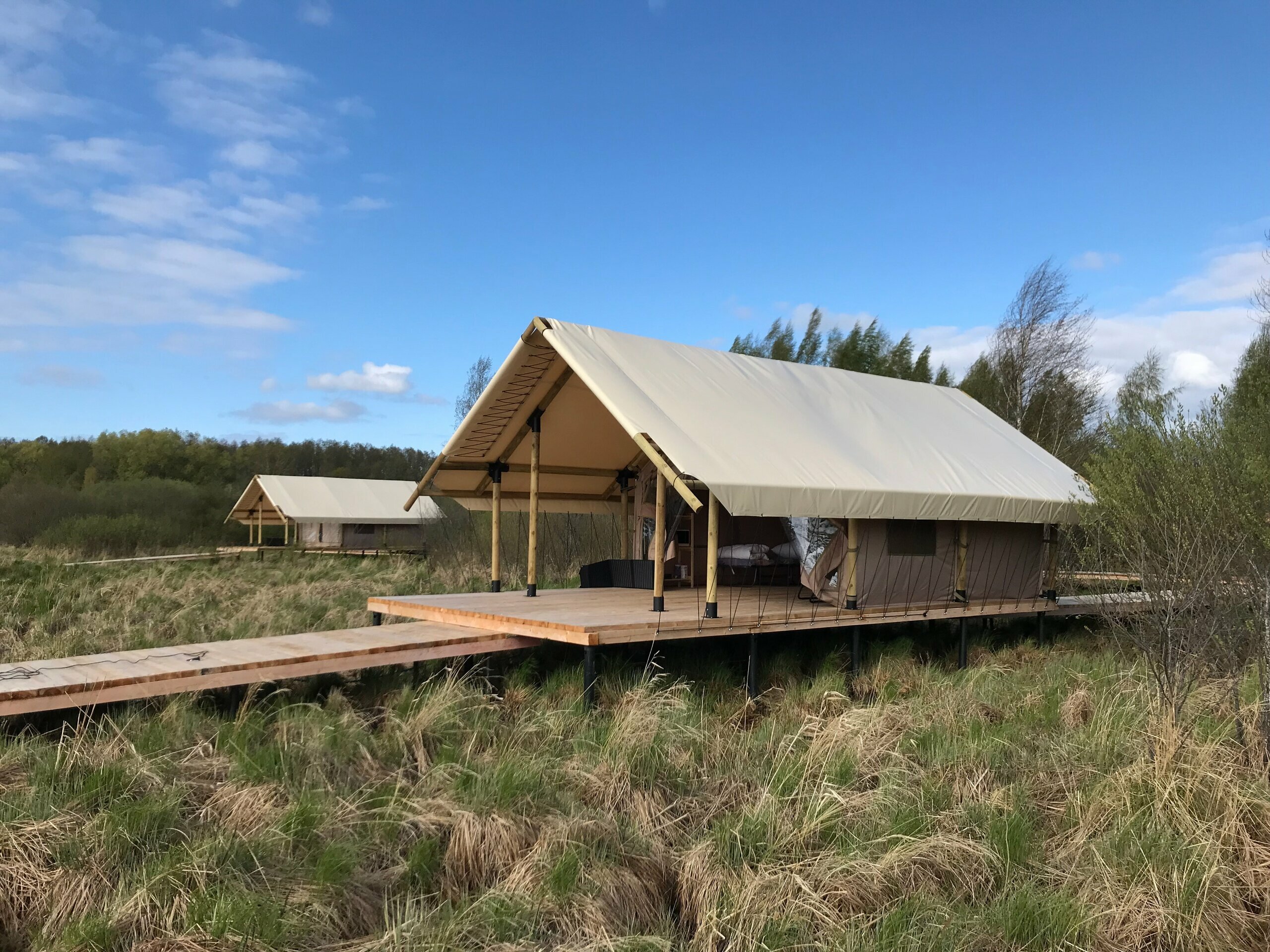 комфортабельная палатка на реке