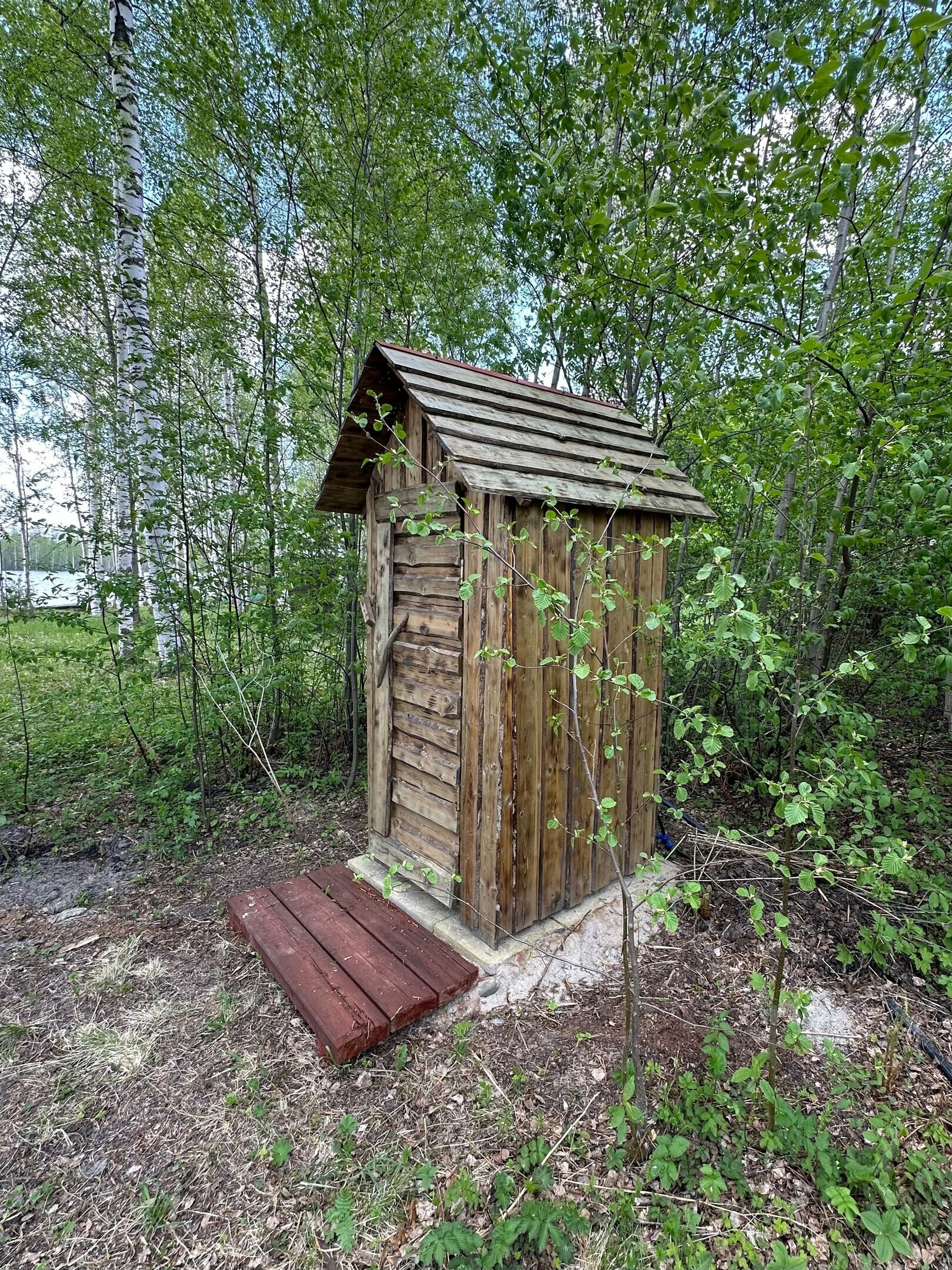 Палатка на берегу озера