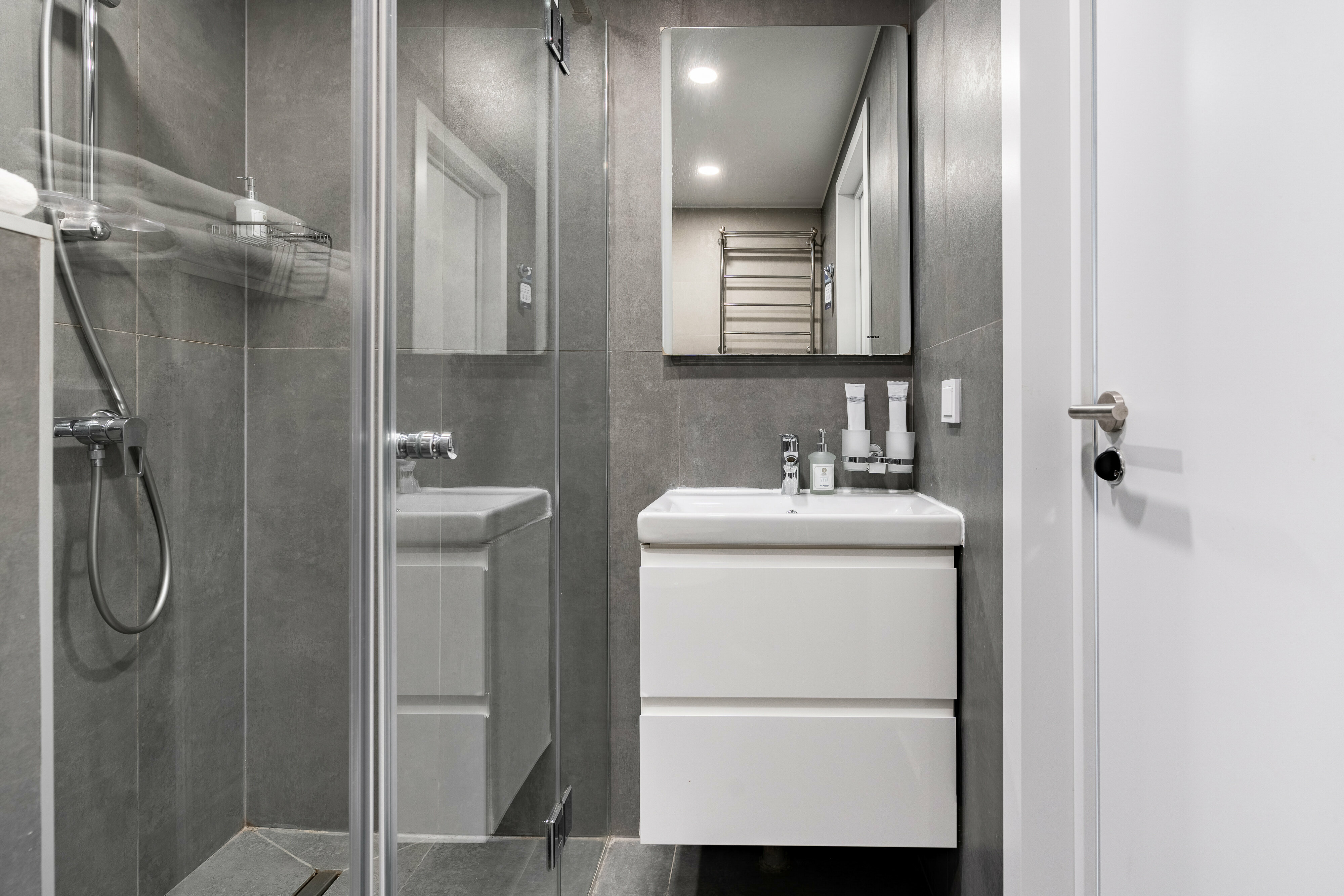 Семейный номер с двуспальной кроватью и диваном