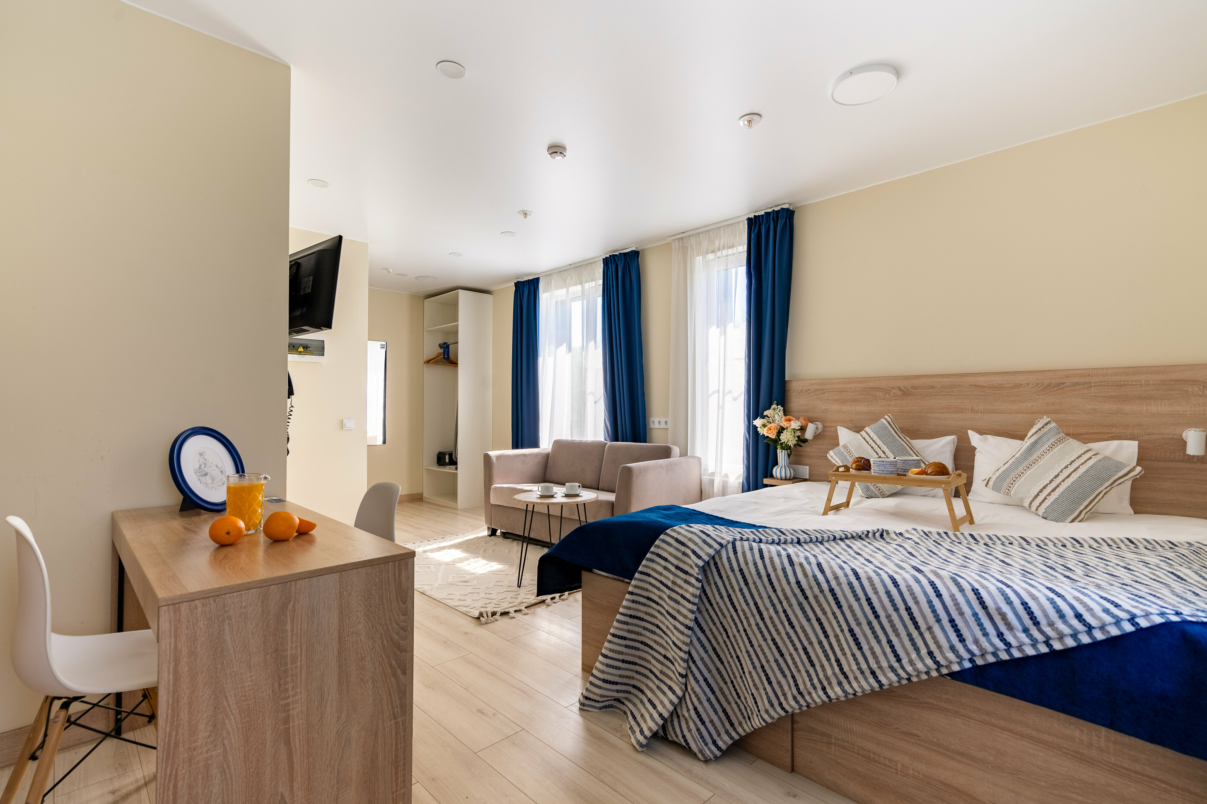 Семейный номер с двуспальной кроватью и диваном