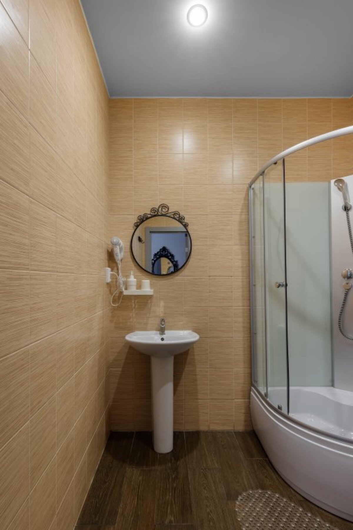 Двухместный номер с 1 кроватью и общим туалетом