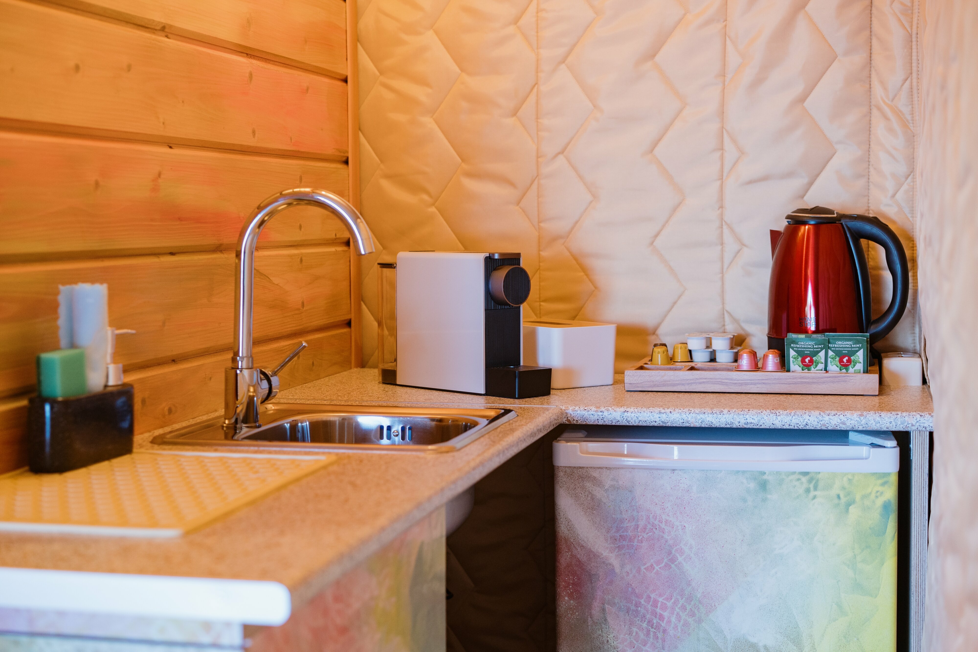 Лодж на холме с видом на озеро