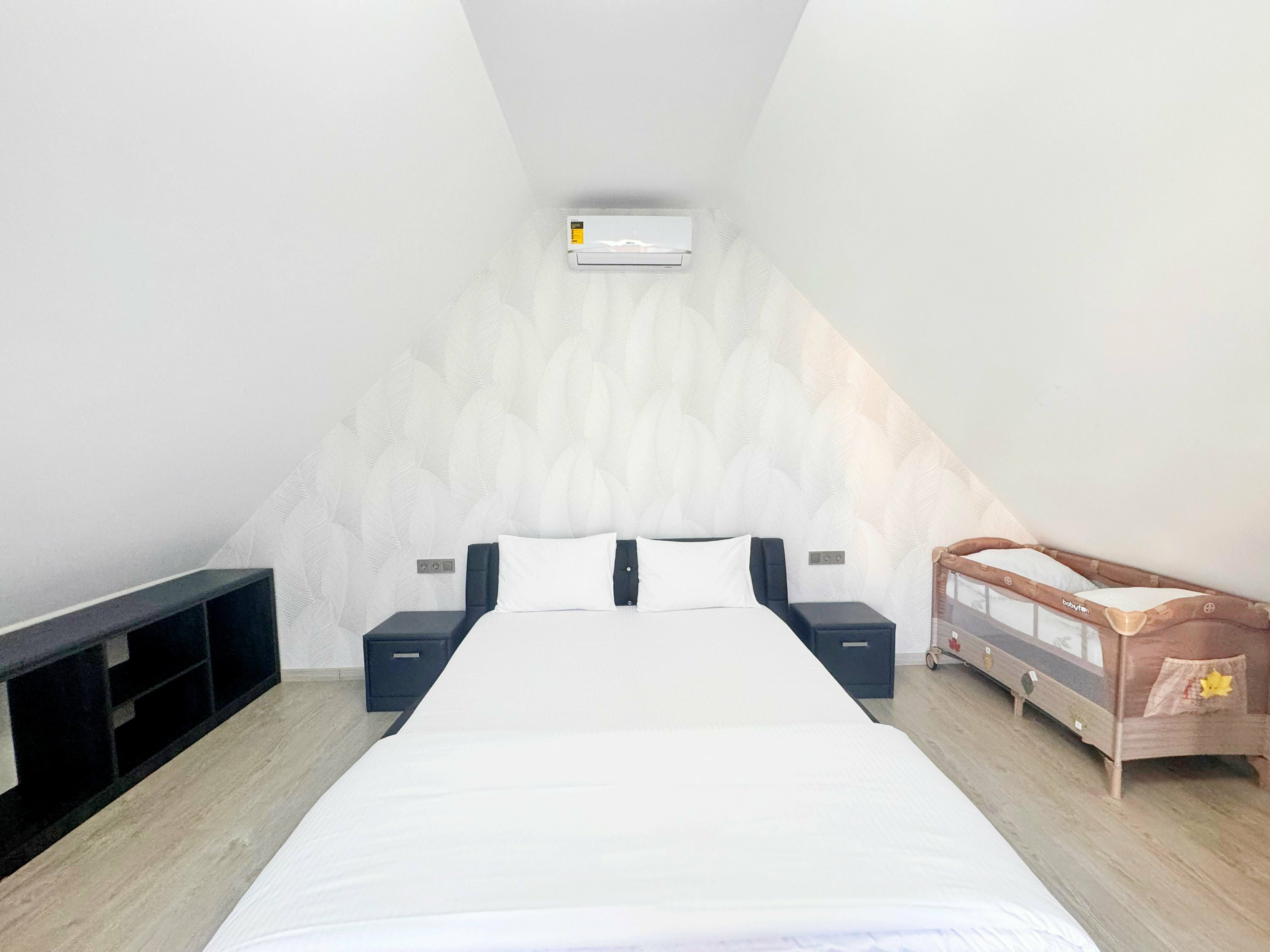 Дом с балконом