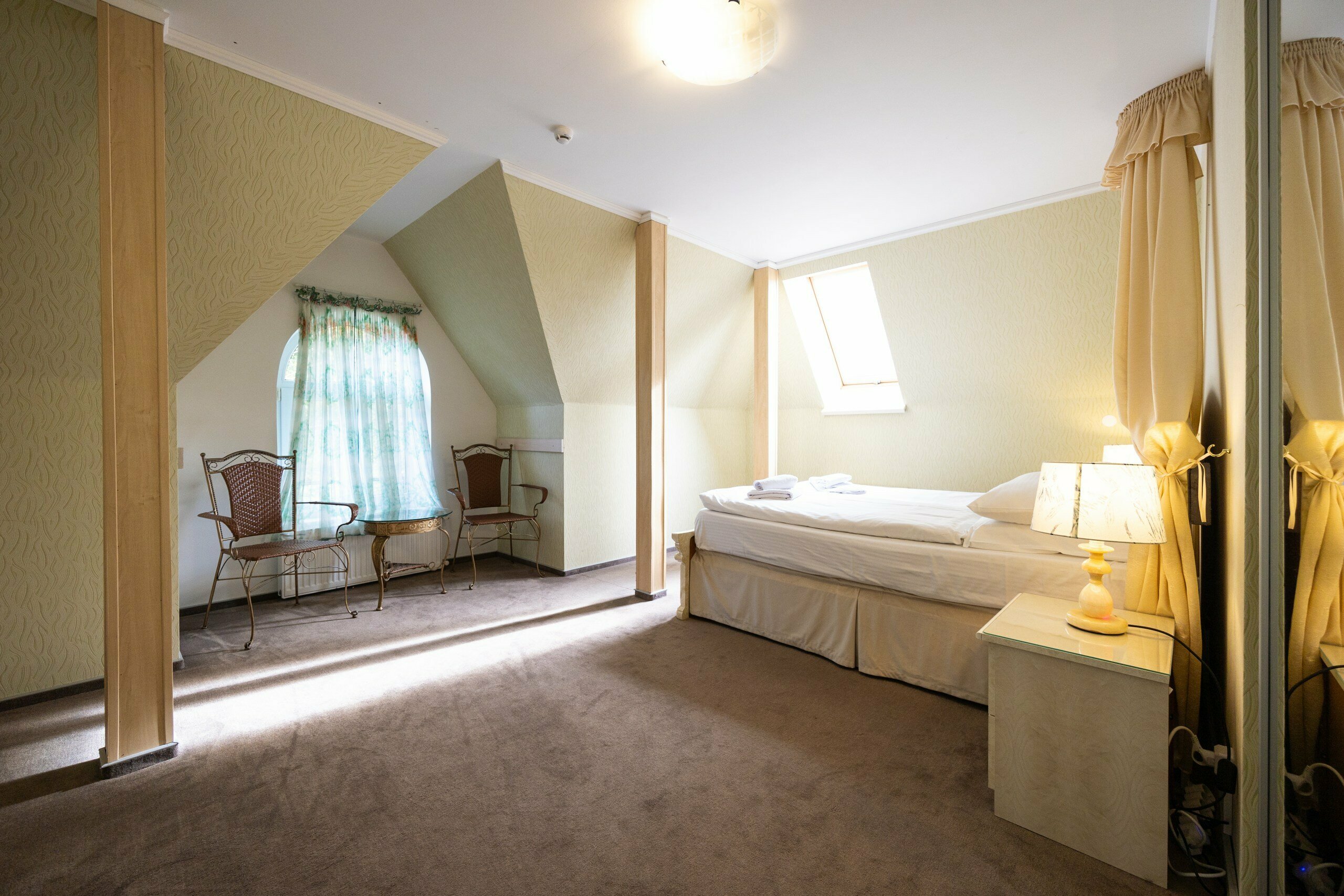 Семейное  двухместное размещение большая кровать+доп.место ( большая кровать+диван) Мансарда