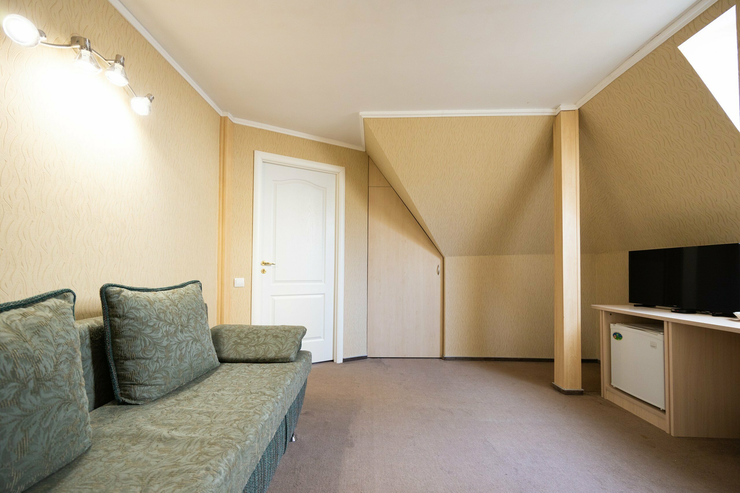 Семейное  двухместное размещение большая кровать+доп.место ( большая кровать+диван) Мансарда