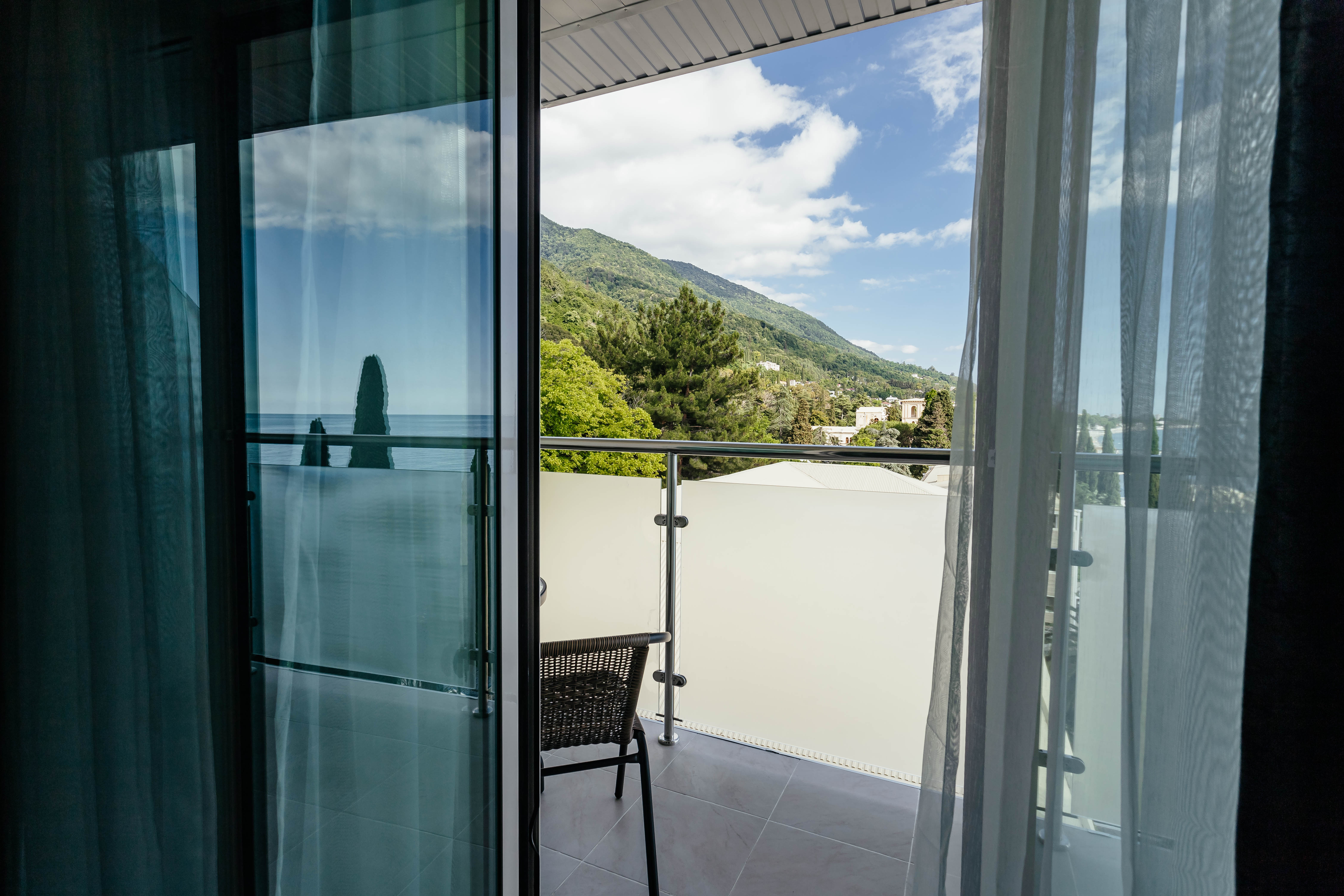 Апартаменты трехкомнатные с балконом боковой вид на море. Третий корпус 4*