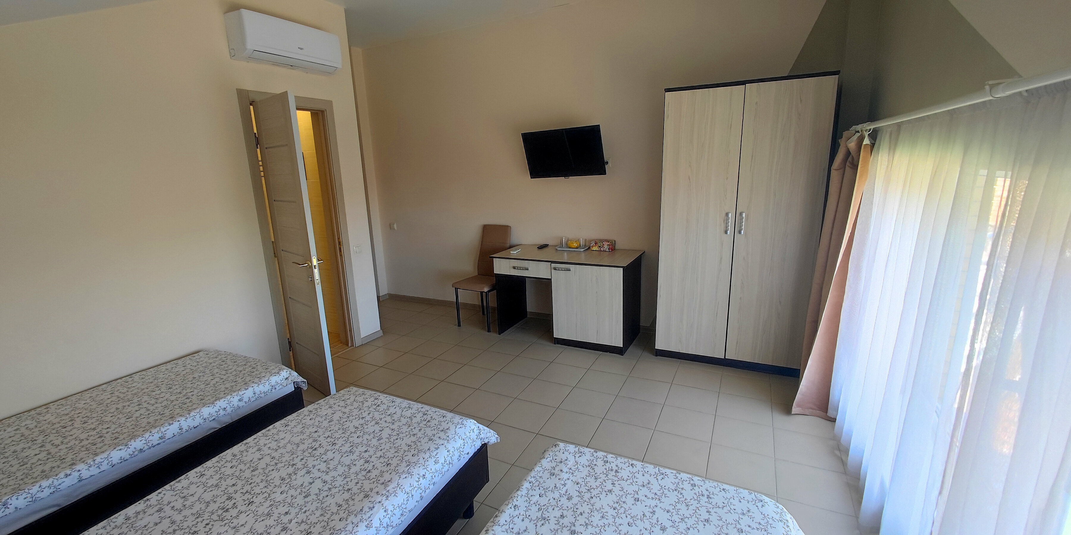 Трехместный номер с окном