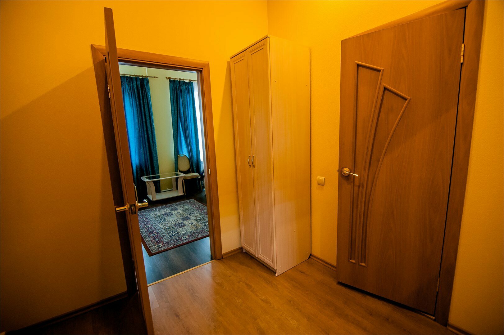 Двухместный бизнес с одной двуспальной кроватью