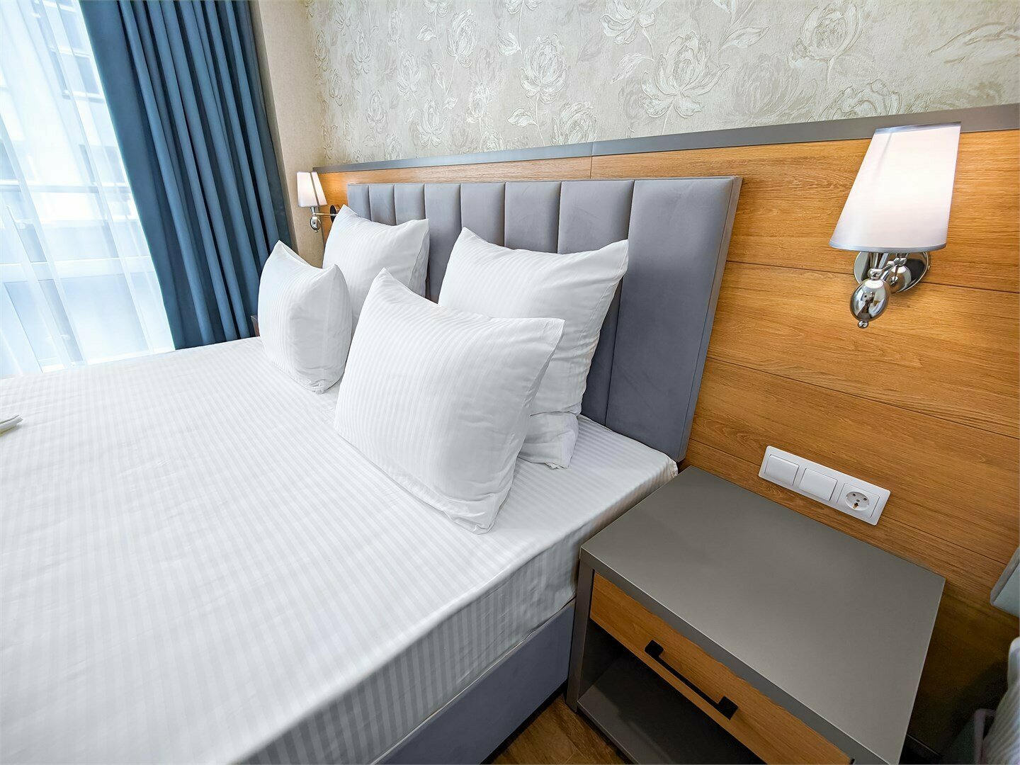 Стандарт двухместный с балконом (боковой вид на море)