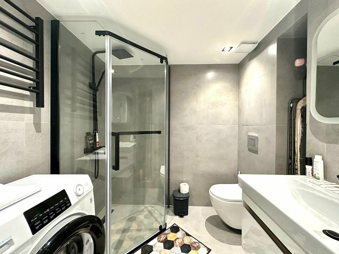 Дизайнерские двухуровневые апартаменты LS-LUX-WHITE SANDS песочных оттенков в Алуште - боковой вид на море с 1 этажа