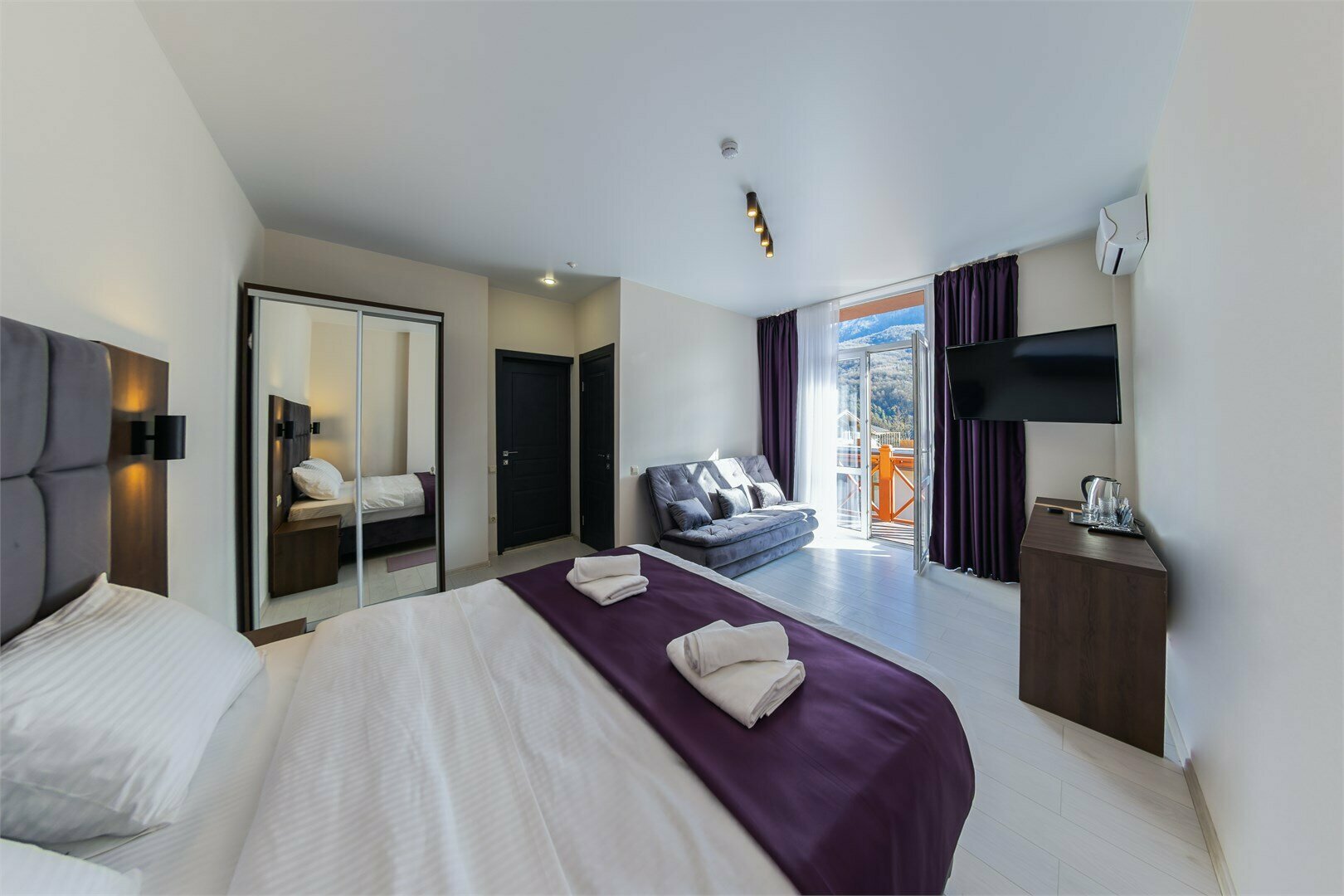 Панорамный семейный люкс с балконом