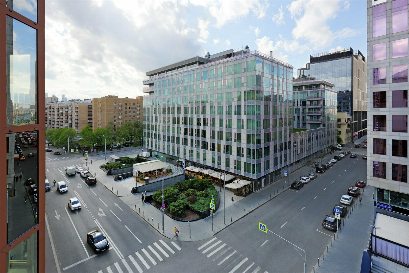 Классический двухкомнатный люкс с одной большой кроватью