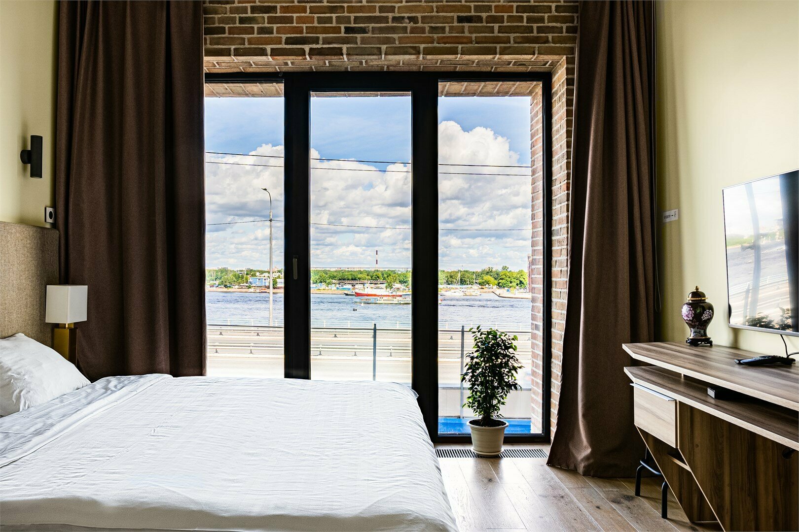 Студия с видом на реку