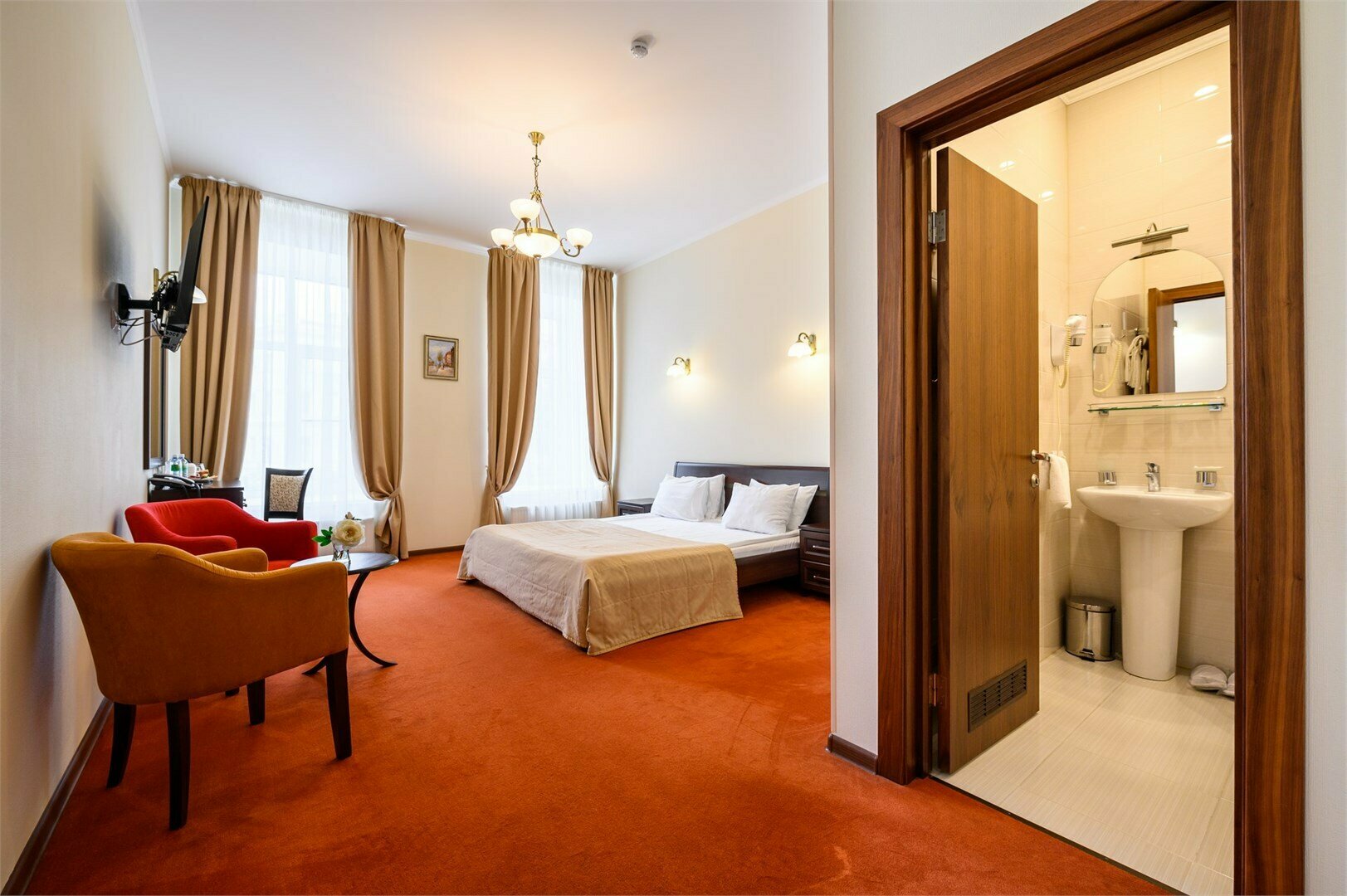 Улучшенный номер с джакузи, кроватью кинг-сайз и креслом, вид на набережную