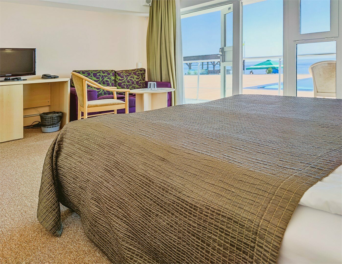 Стандартный с двуспальной кроватью у бассейна