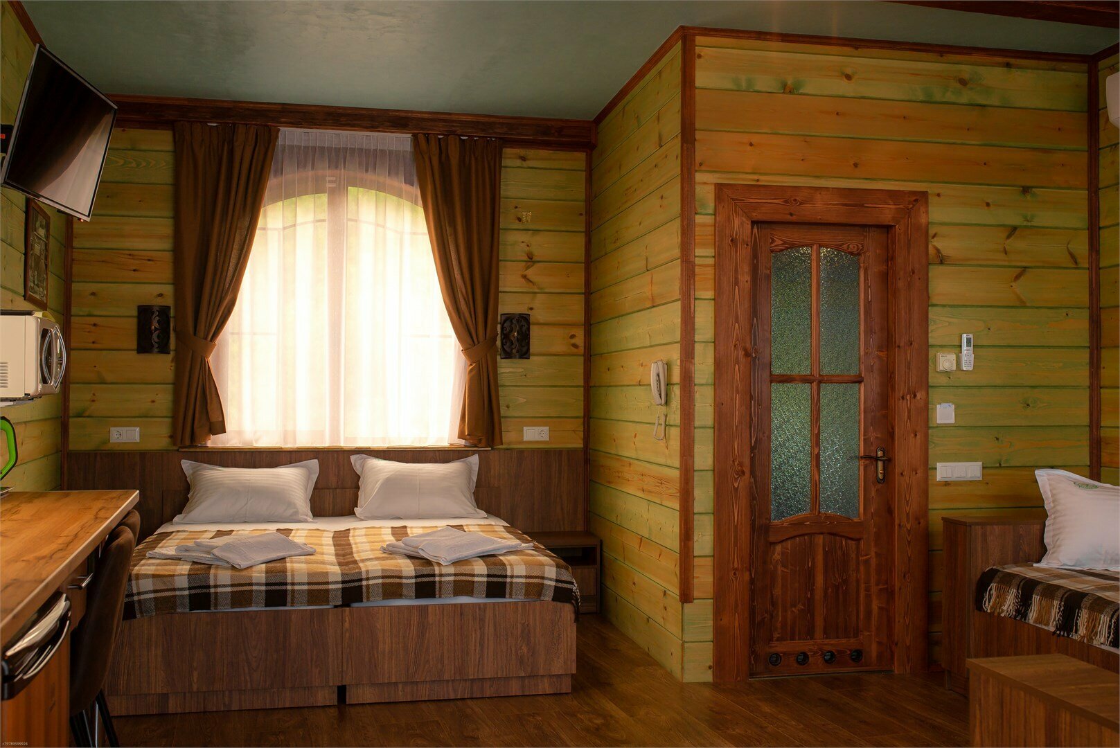 Кантри - Четырехместная студия с раздельными кроватями  балконом и видом на море