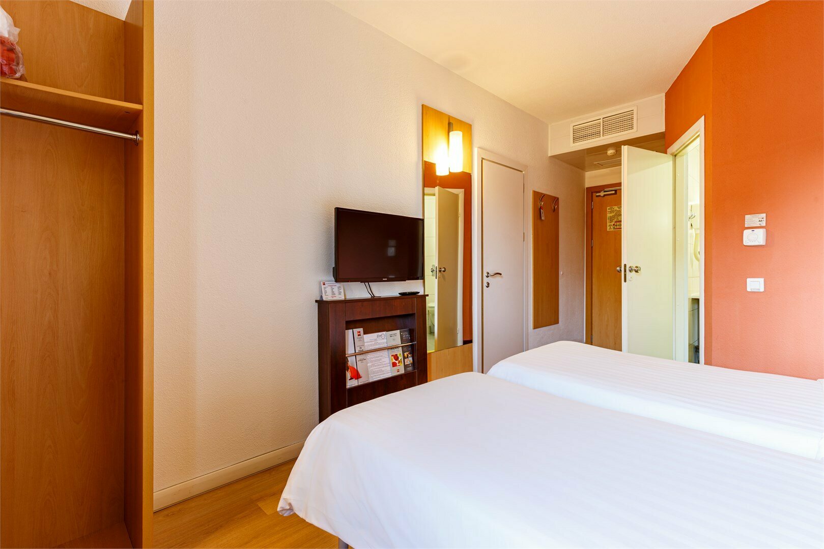 Стандартный двухместный номер с раздельными кроватями