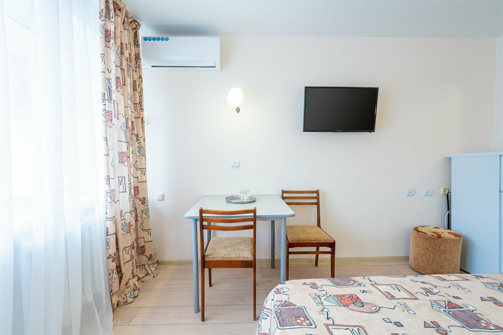 У4 Улучшенный однокомнатный номер с двухспальной кроватью без дополнительного места