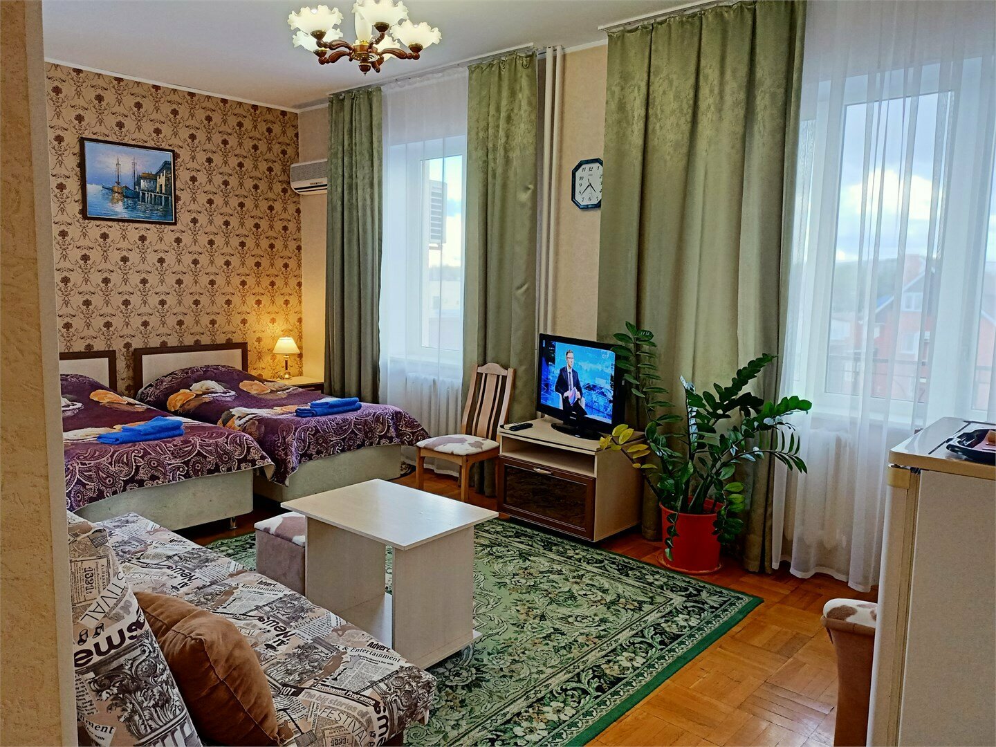 Номер с двумя кроватями и диваном