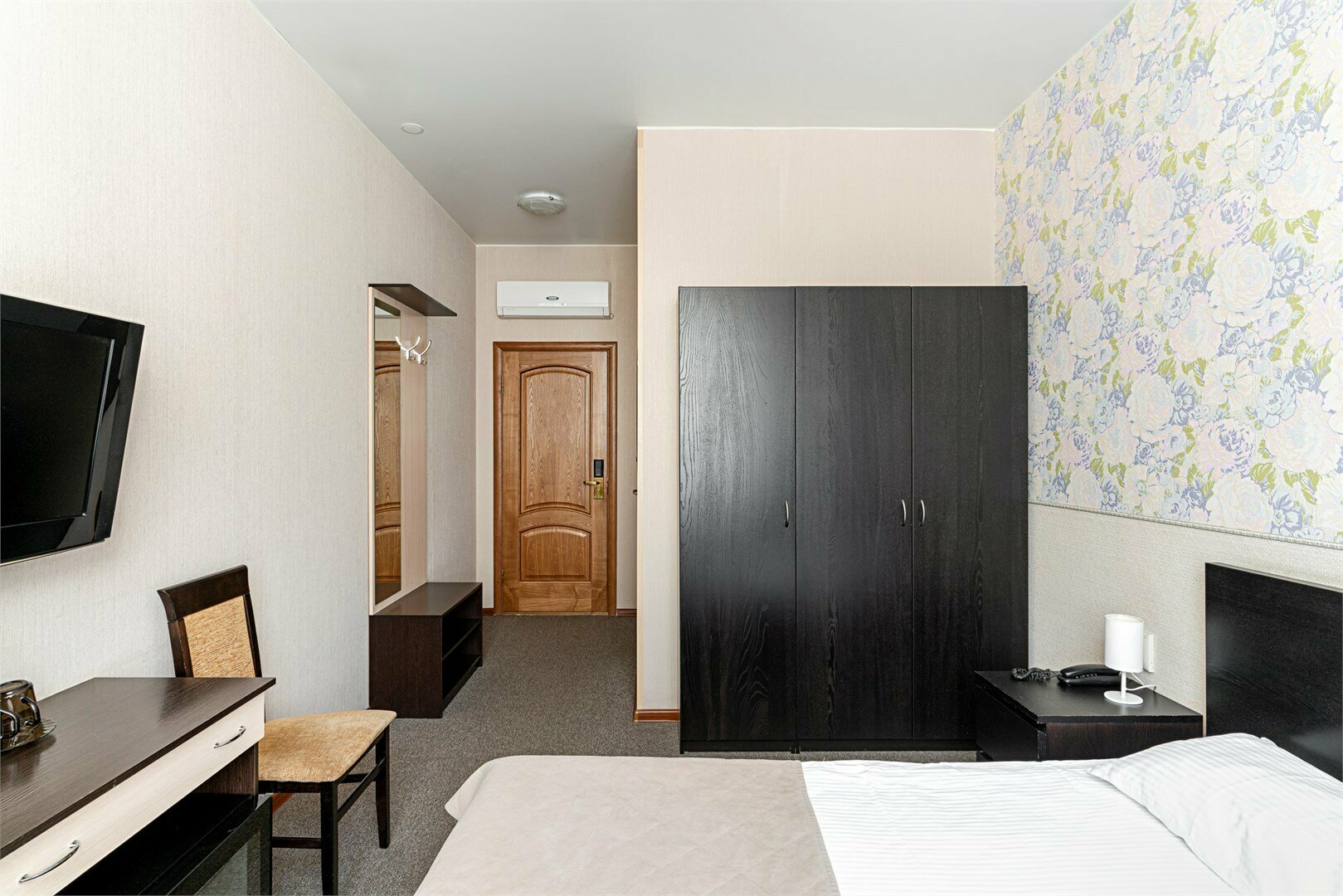 Номер первой категории. Стандарт с одной двуспальной кроватью.