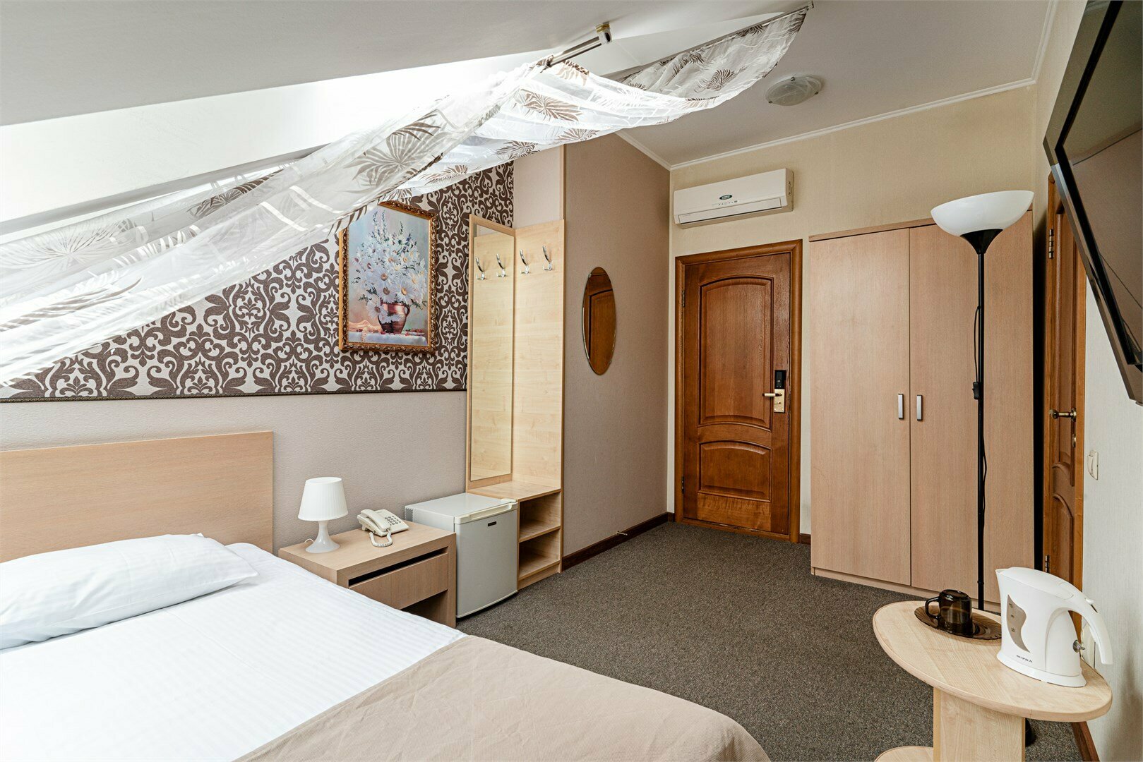 Номер первой категории. Стандартный одноместный номер в мансарде.