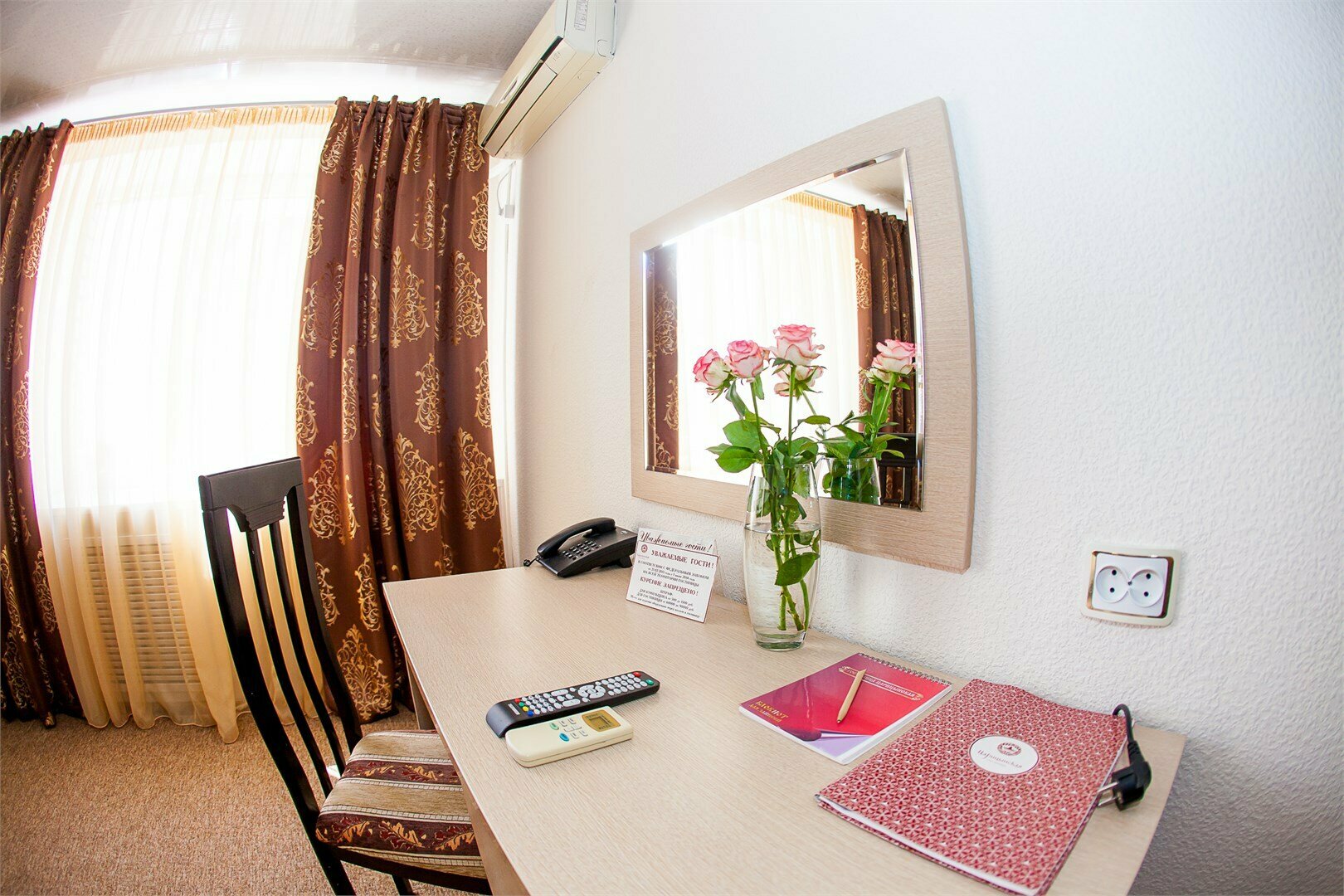 Стандартный номер с 2 односпальными кроватями и диваном