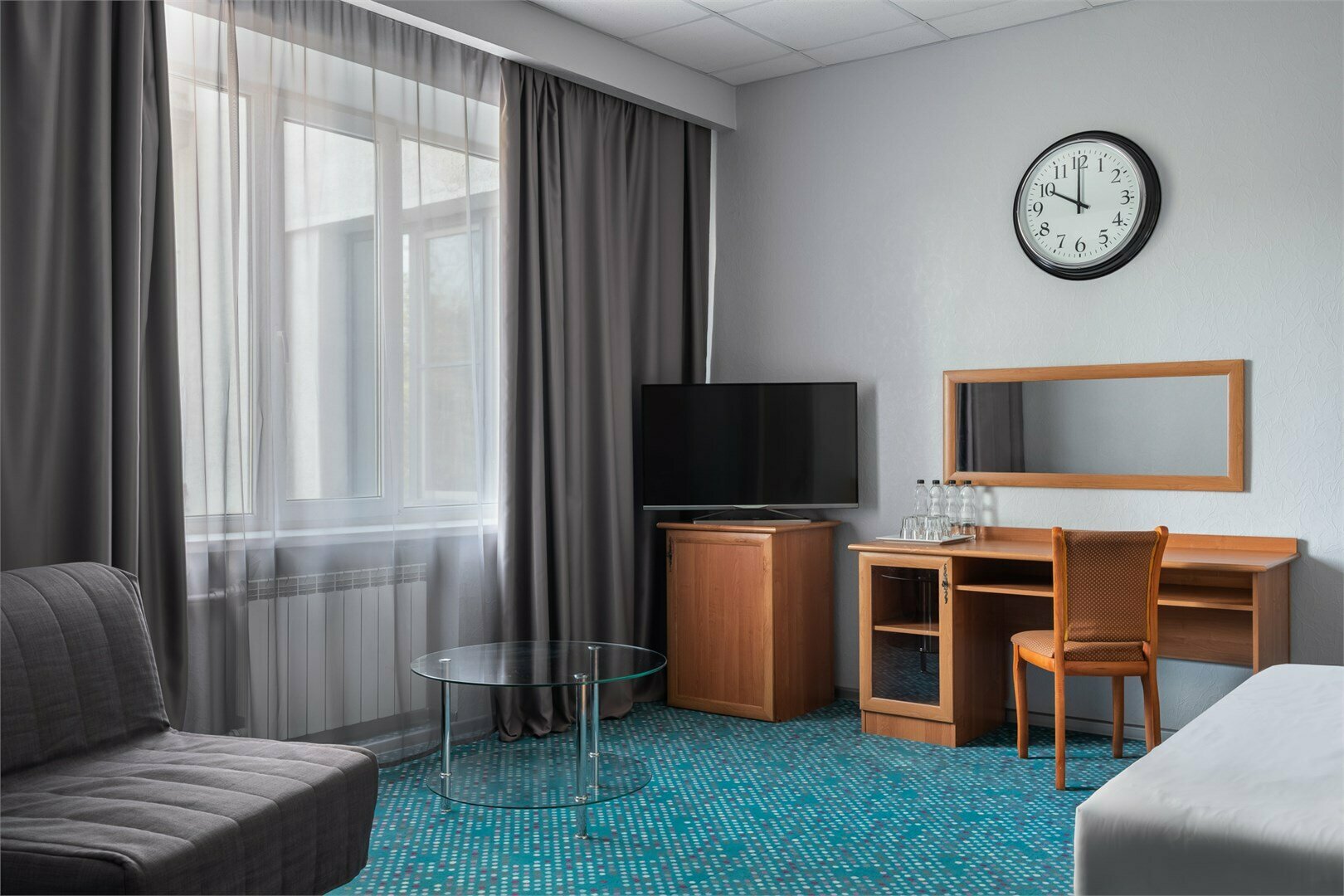 Двухместный номер с двуспальной кроватью и дополнительной кроватью