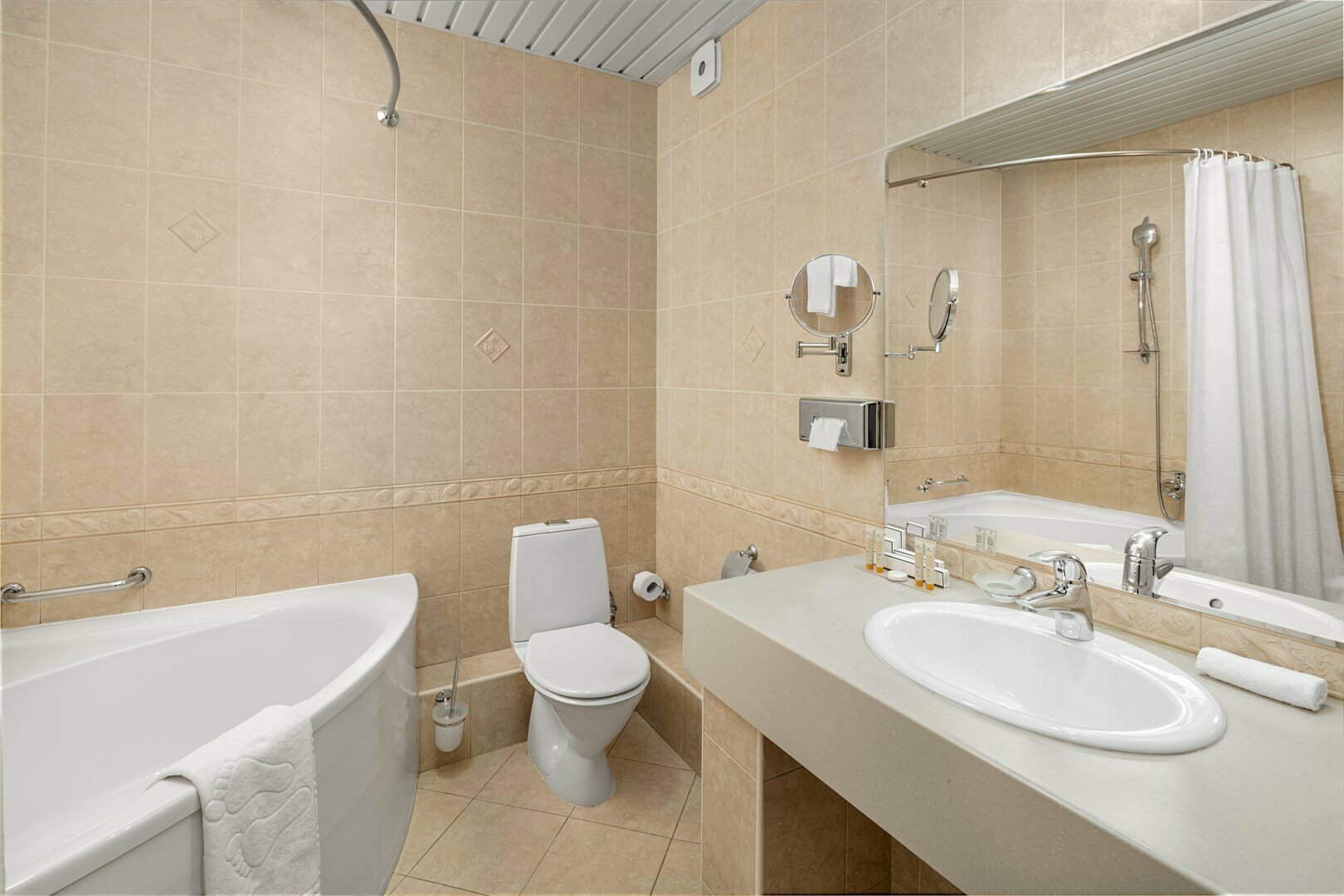 Джуниор Сюит