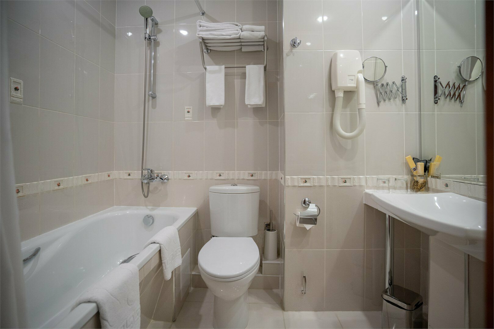 Джуниор Сюит