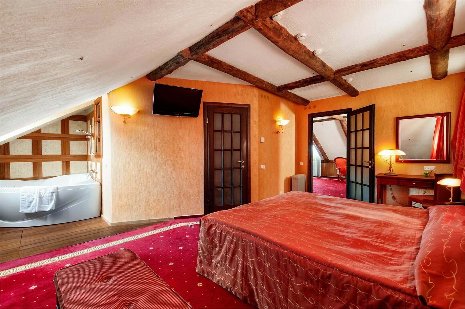 Двухкомнатный люкс "Славия" с джакузи и сауной