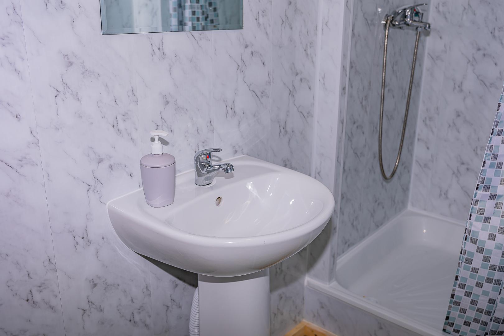 Трехместный номер с собственной ванной комнатой