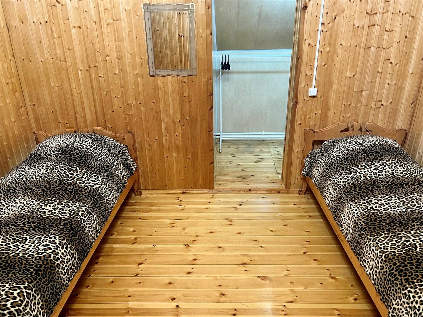 Трехместный номер с общей ванной комнатой