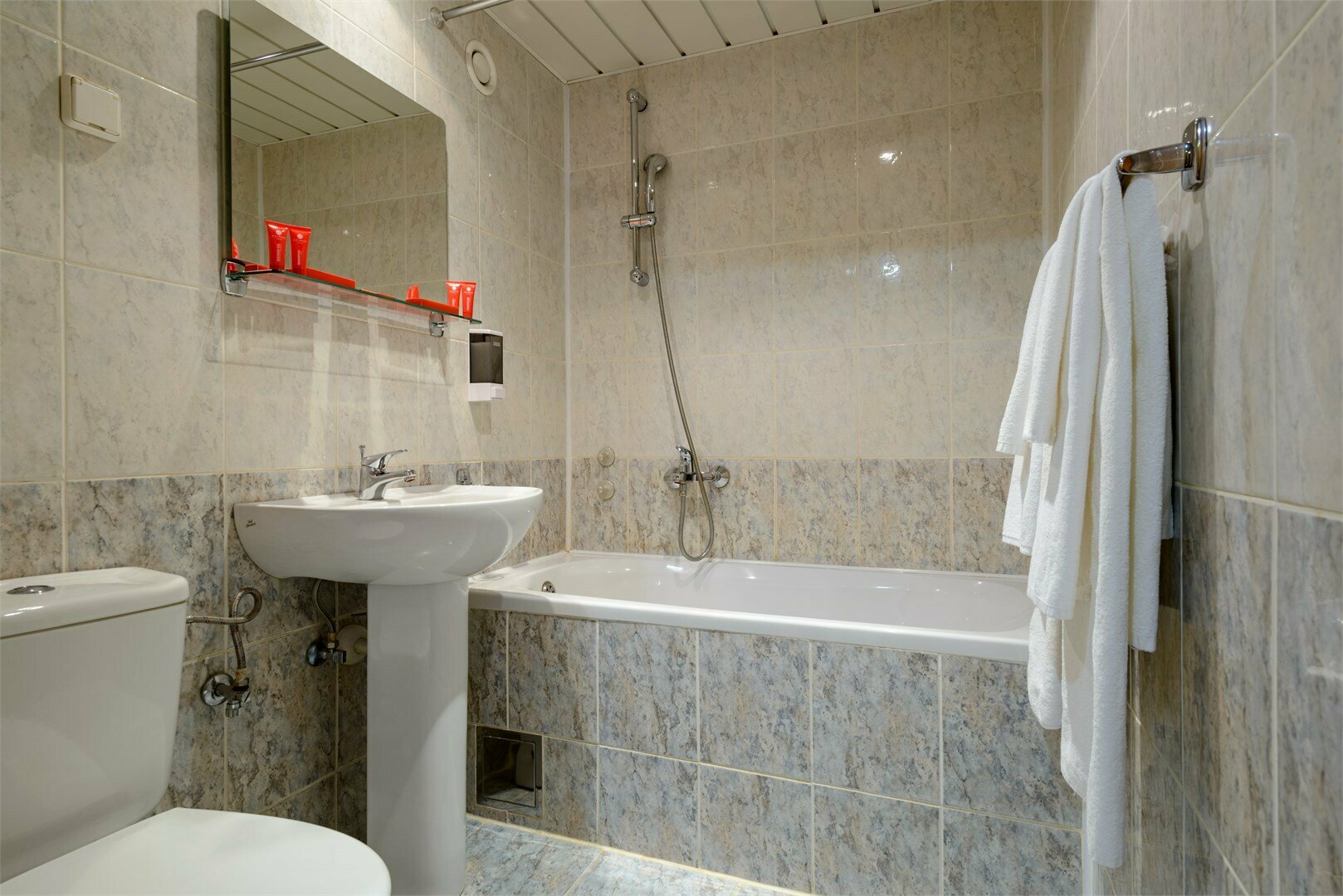 Стандартный номер с 2 односпальными кроватями и диваном