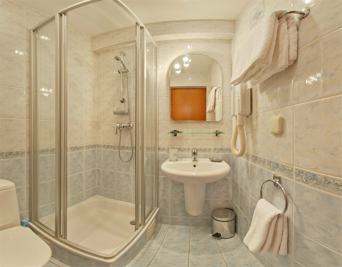 Люкс с одной большой кроватью