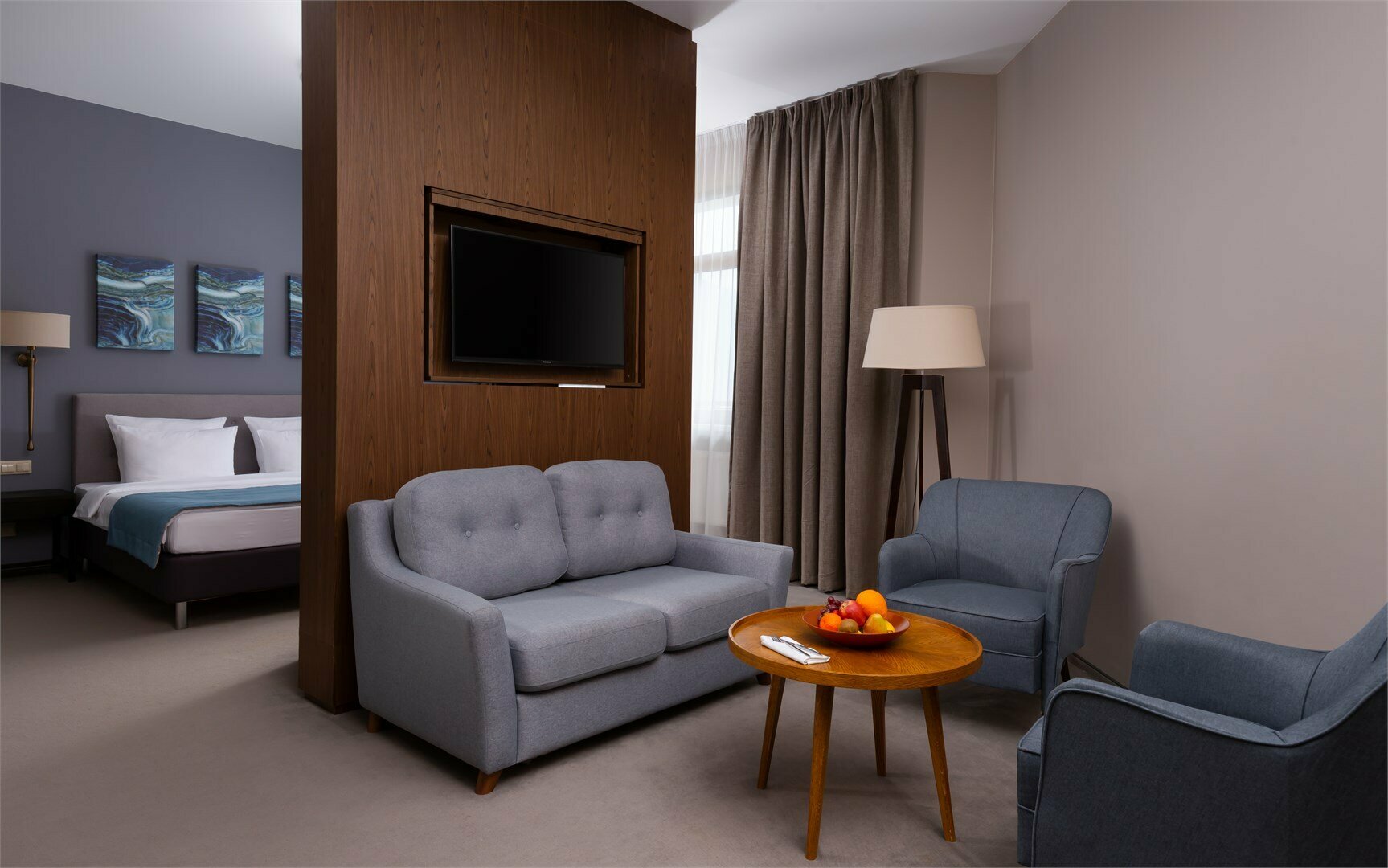 PREMIER SUITE c одной двуспальной кроватью, видом на горы и диваном-кроватью в гостиной зоне (с балконом)