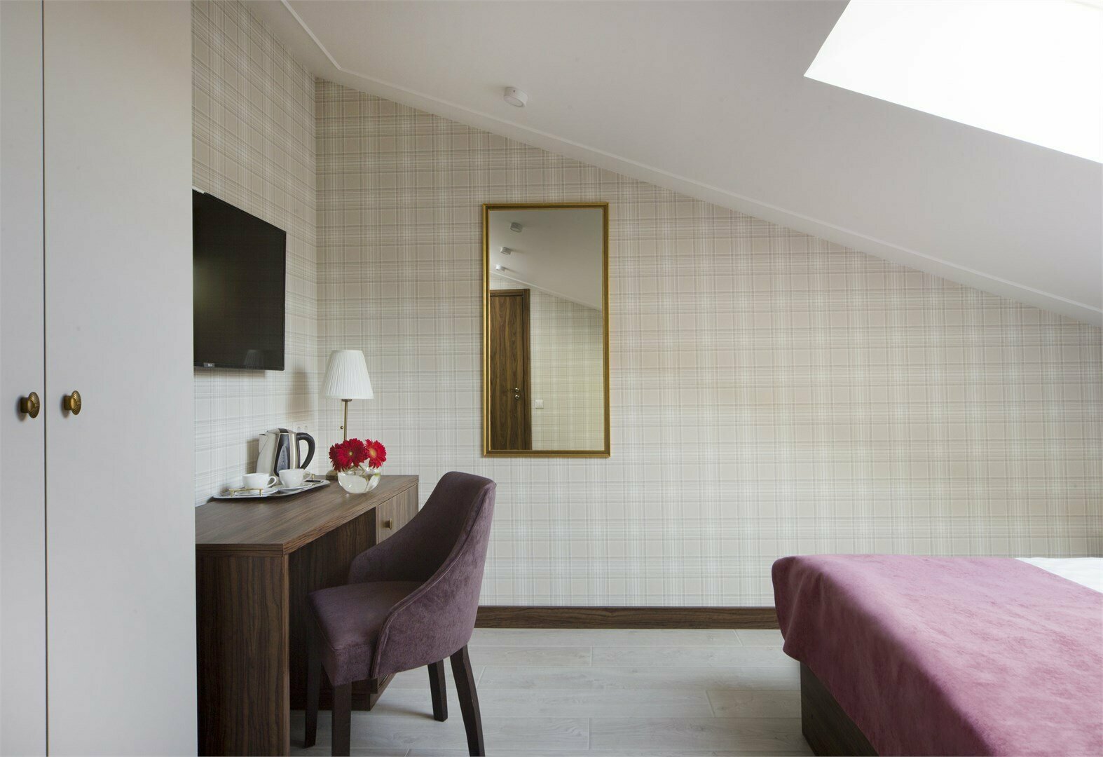 Небесный номер с мансардным окном